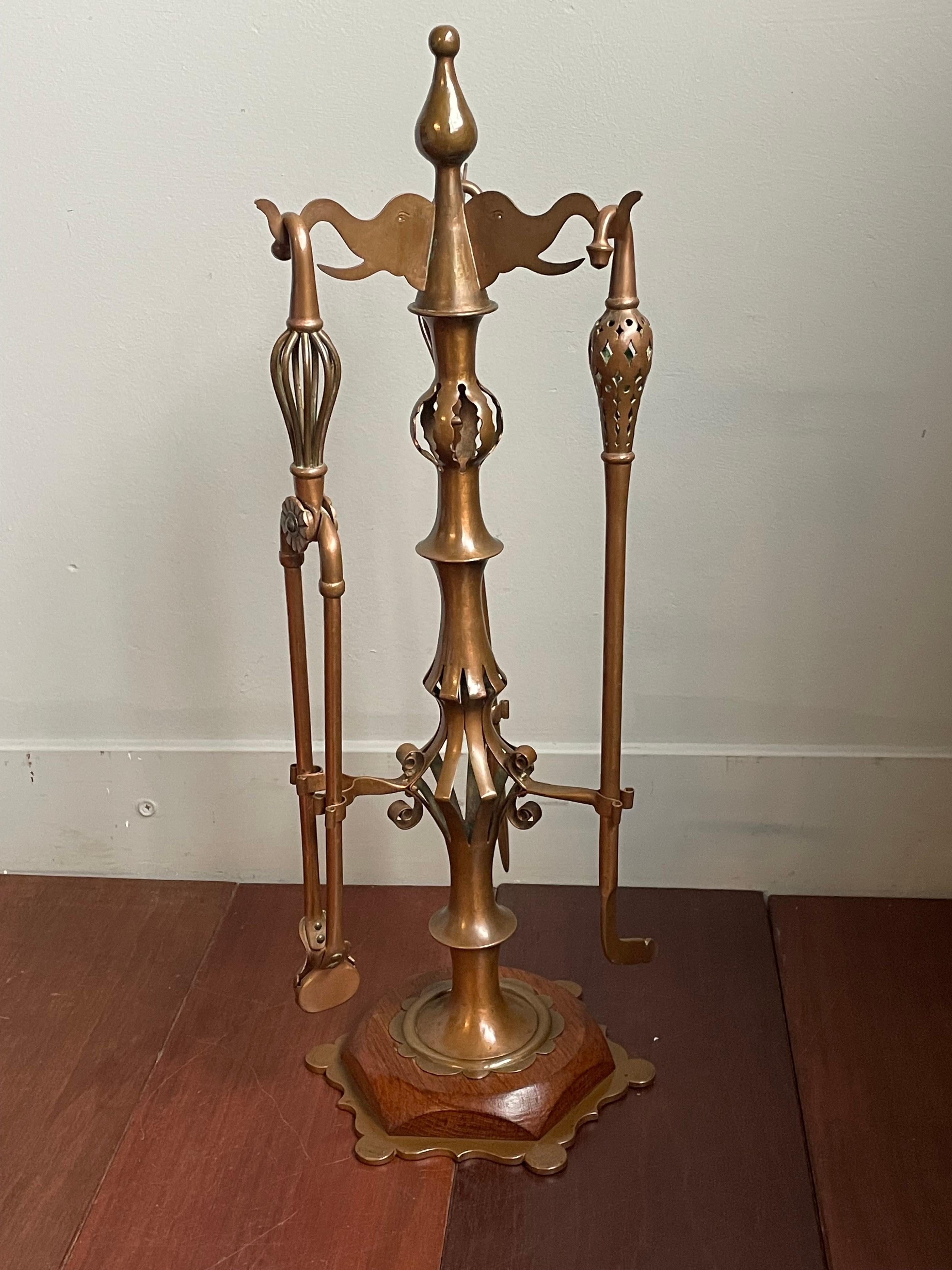 Ensemble d'outils de cheminée en cuivre, laiton et Oak, de style Antiques et Craft. Têtes d'éléphants 10
