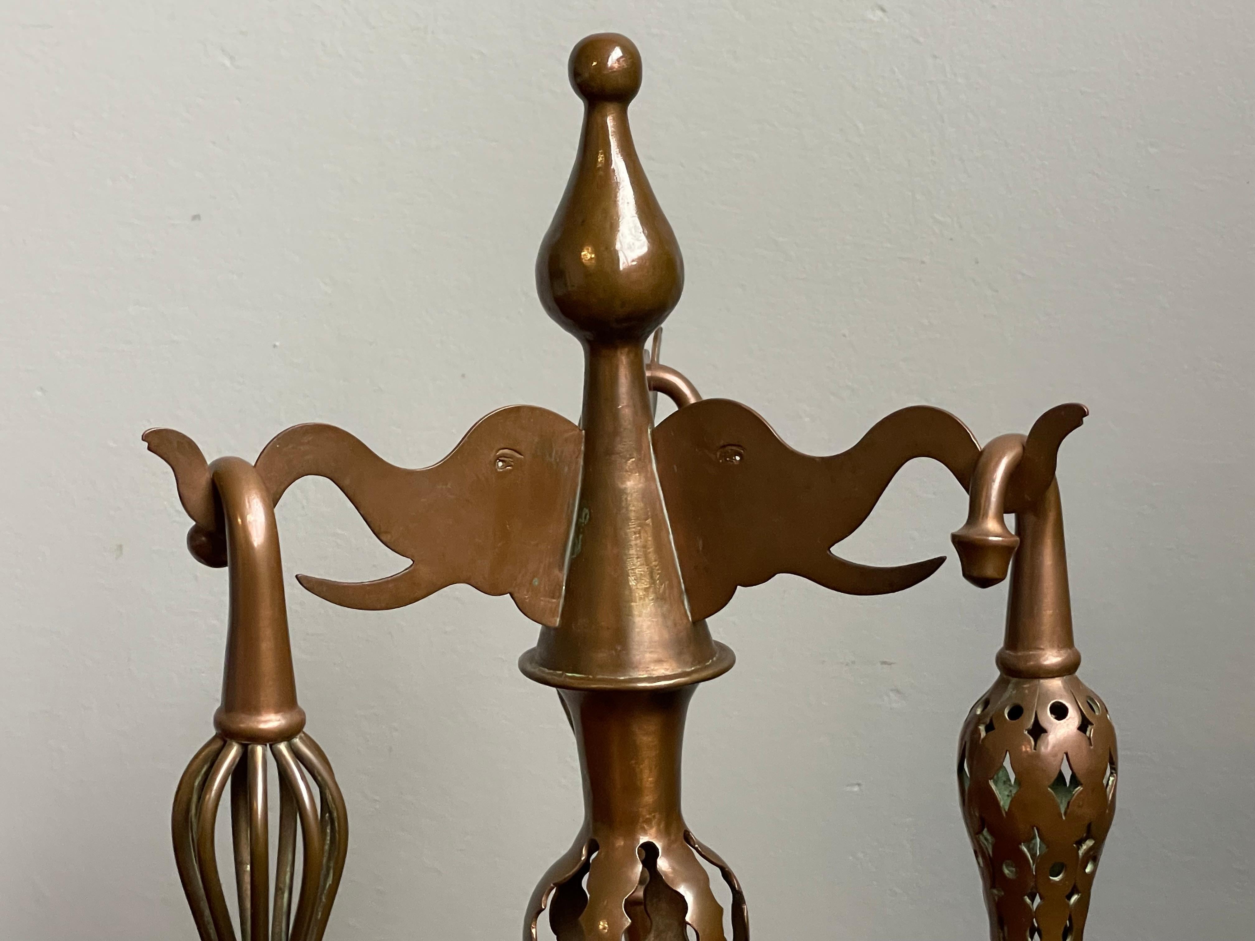 Ensemble d'outils de cheminée Arts and Crafts de la meilleure qualité qui vous aidera à gérer votre cheminée.

S'il existait un ensemble d'outils de cheminée antique qui soit à la fois une véritable œuvre d'art et d'artisanat, ce serait celui-ci. La