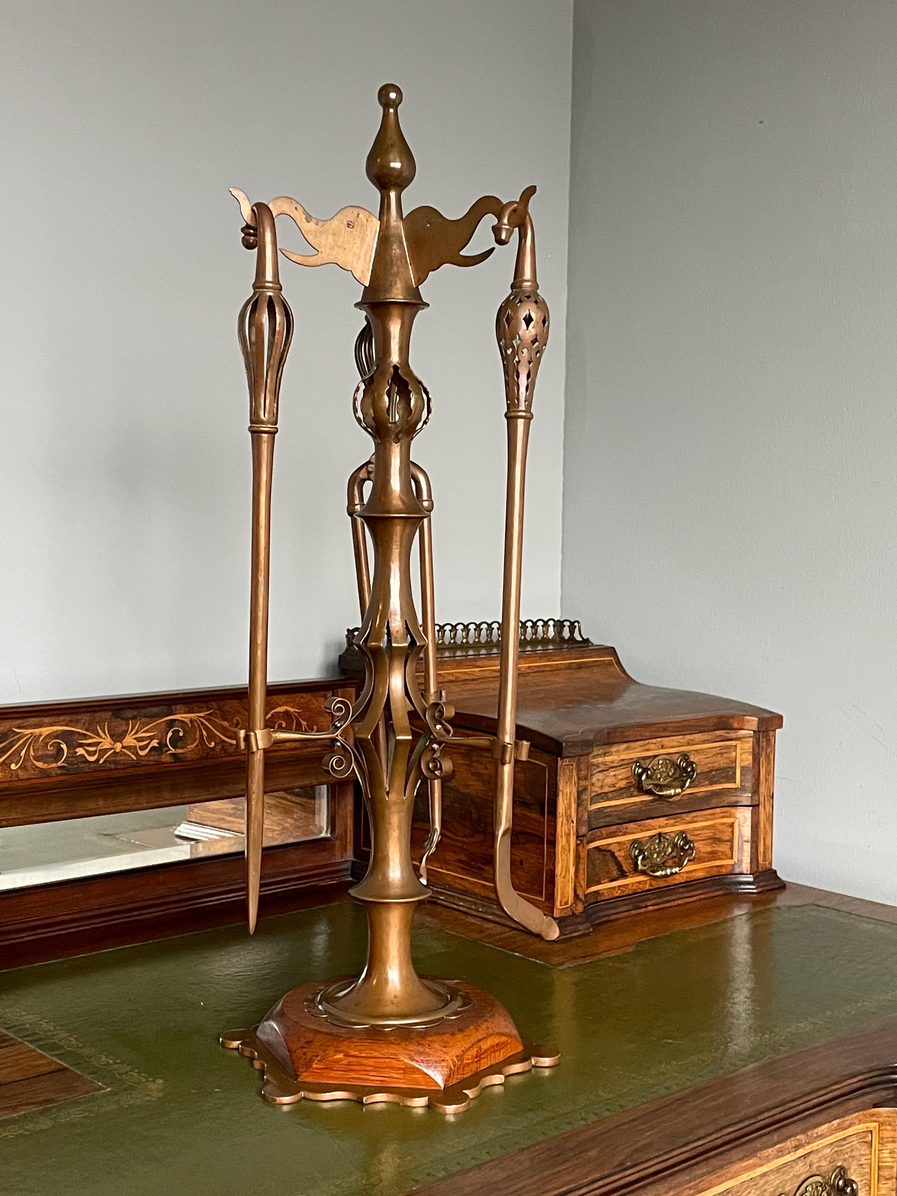 Européen Ensemble d'outils de cheminée en cuivre, laiton et Oak, de style Antiques et Craft. Têtes d'éléphants