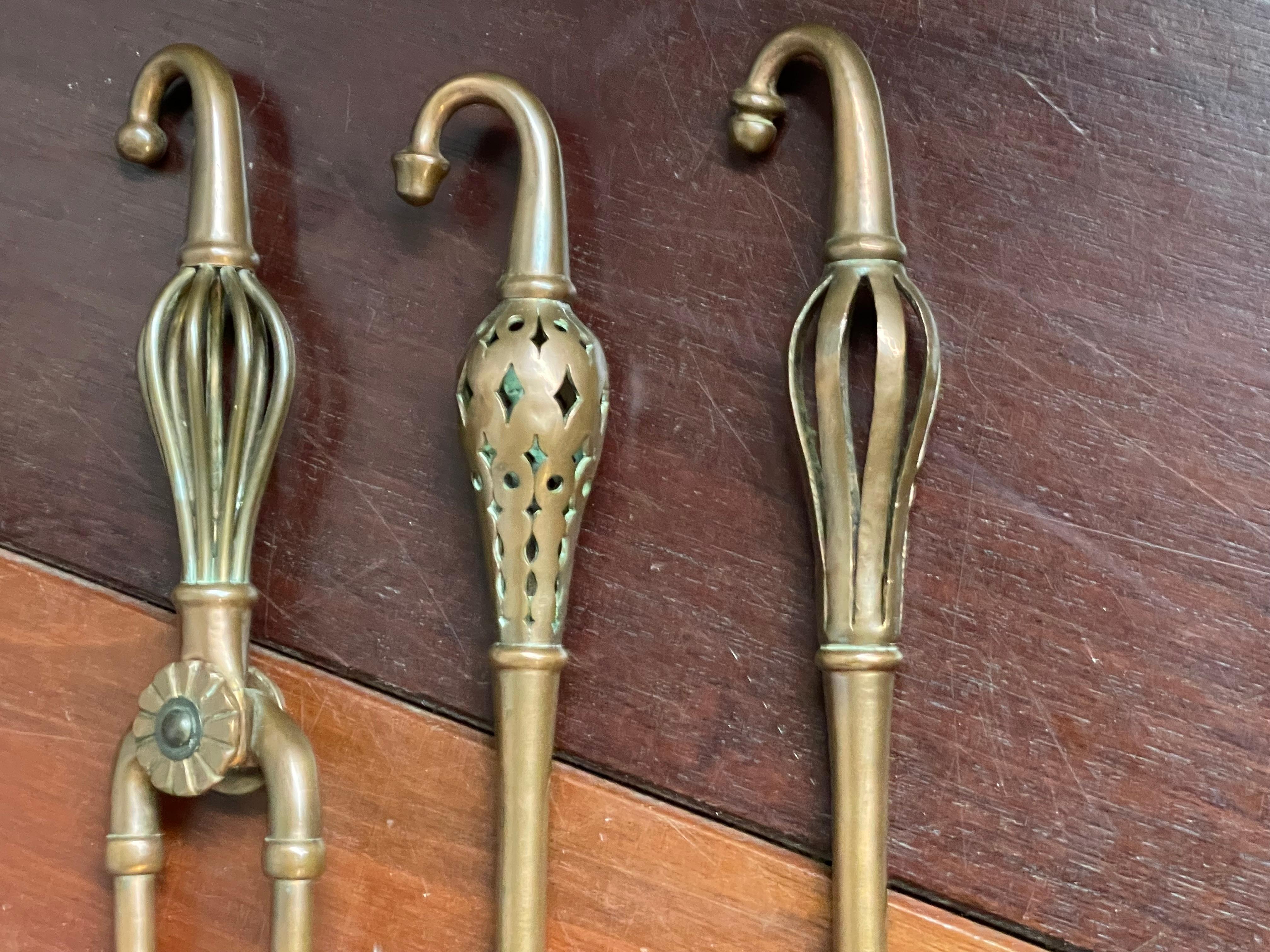 Ensemble d'outils de cheminée en cuivre, laiton et Oak, de style Antiques et Craft. Têtes d'éléphants Excellent état à Lisse, NL