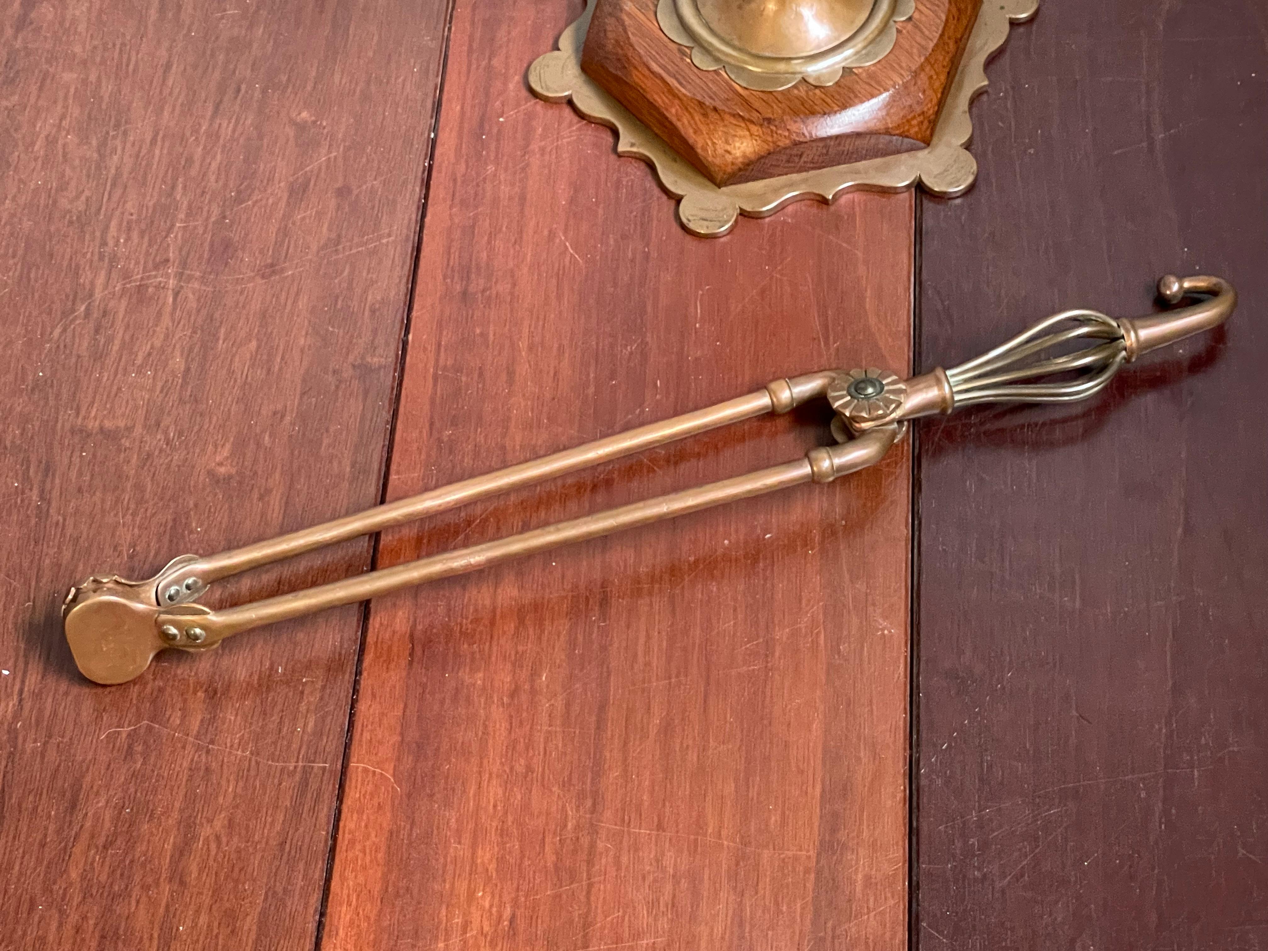 20ième siècle Ensemble d'outils de cheminée en cuivre, laiton et Oak, de style Antiques et Craft. Têtes d'éléphants