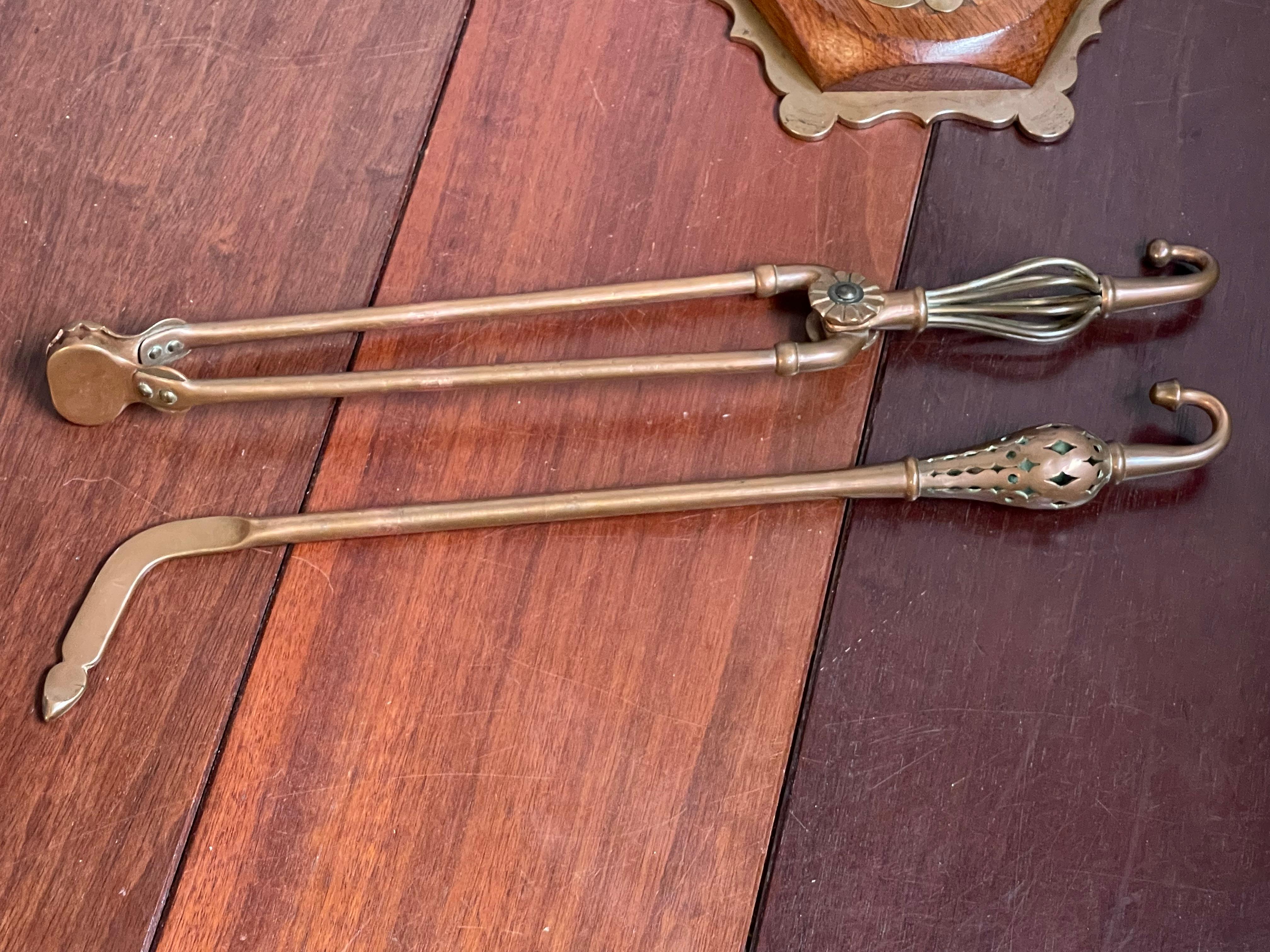 Laiton Ensemble d'outils de cheminée en cuivre, laiton et Oak, de style Antiques et Craft. Têtes d'éléphants