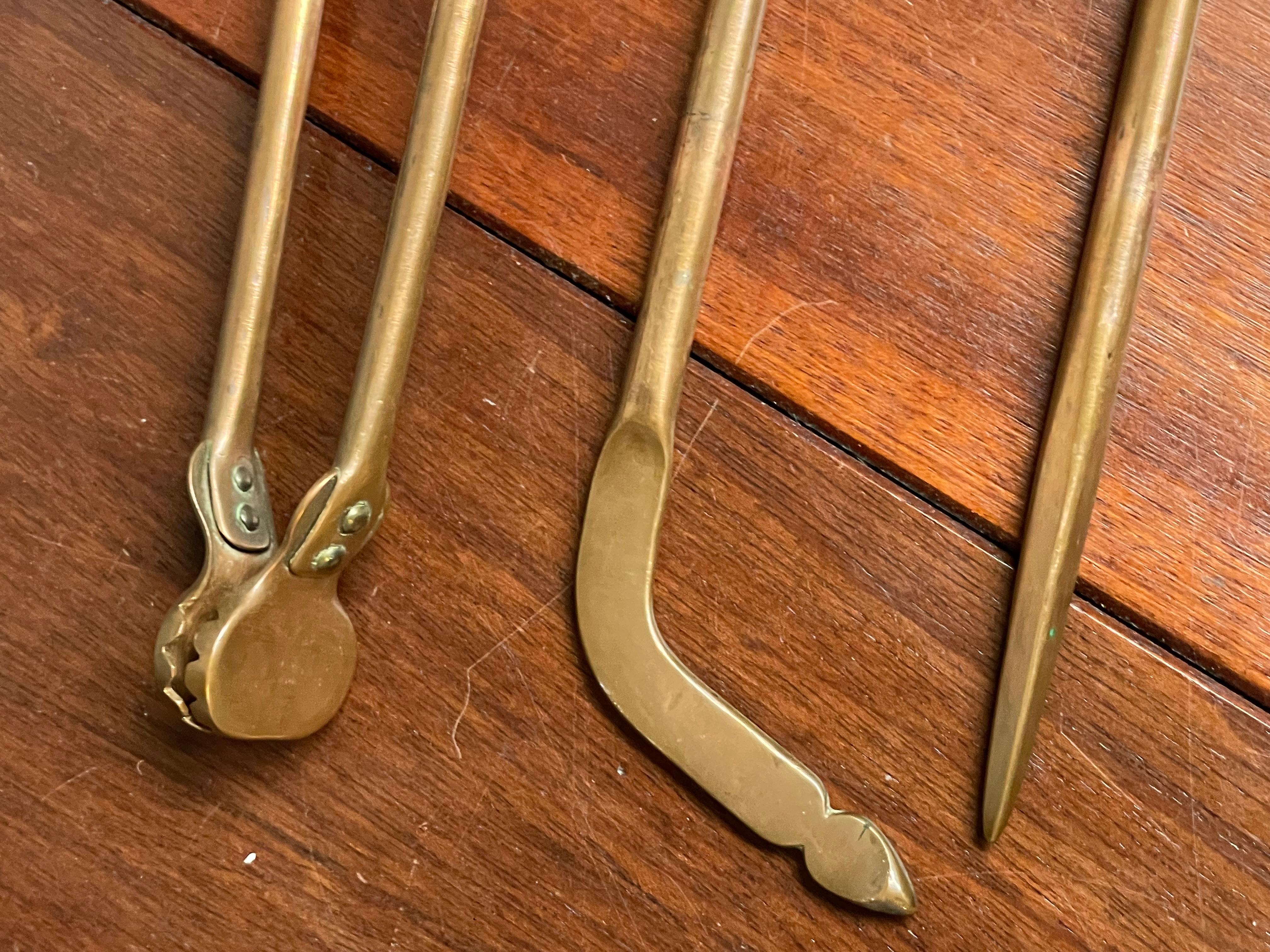 Ensemble d'outils de cheminée en cuivre, laiton et Oak, de style Antiques et Craft. Têtes d'éléphants 1