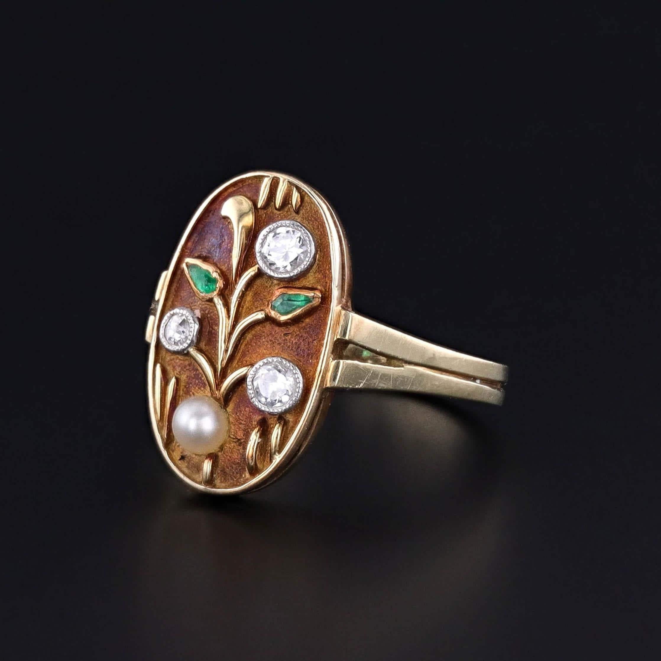 Une trouvaille rare et enchanteresse du mouvement Arts & Crafts. Cette bague ancienne (vers 1920) témoigne de l'attachement de l'époque à l'artisanat et au design inspiré par la nature. La monture encastrée présente un délicat motif floral composé