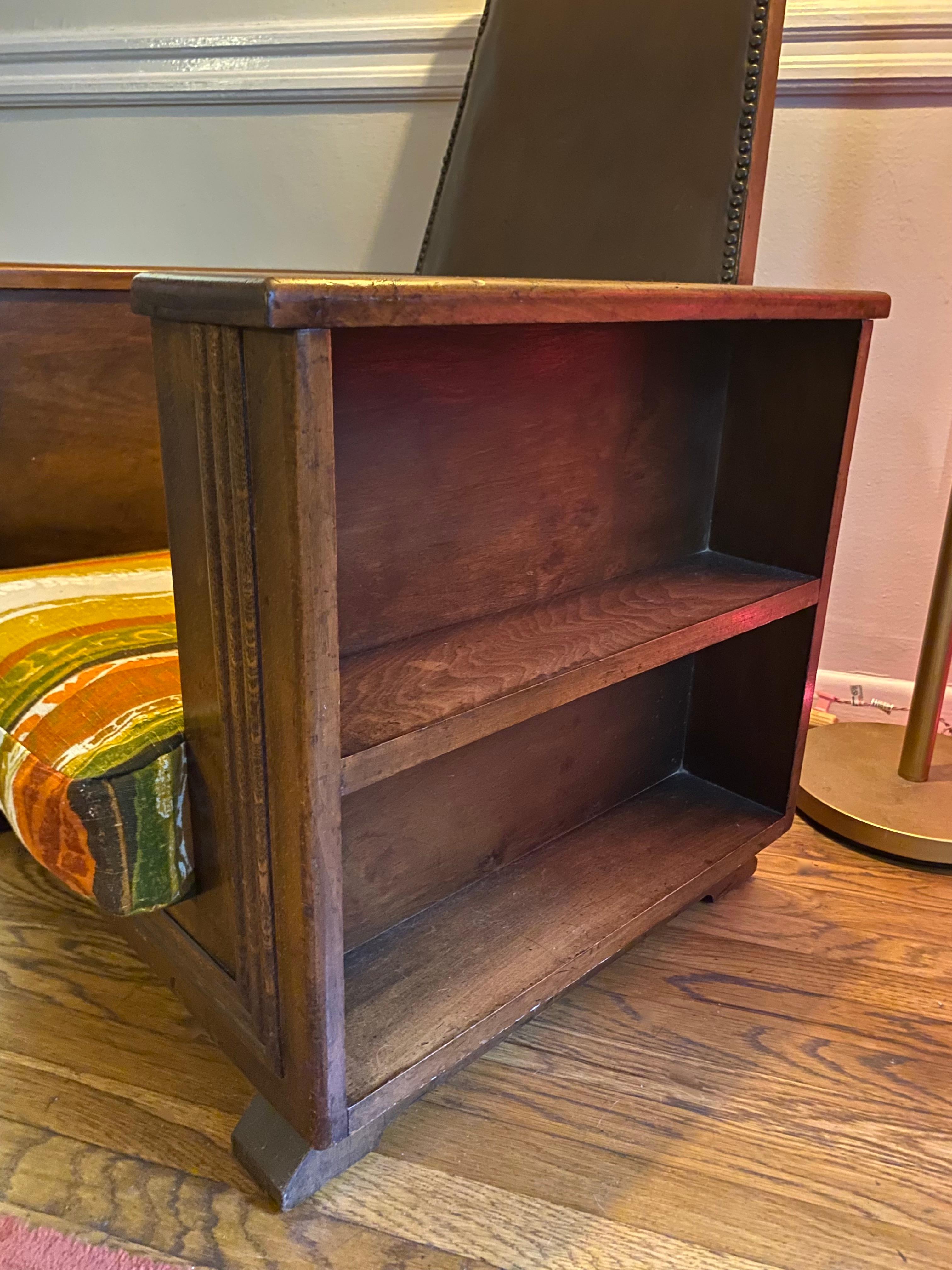 Fauteuil original des années 1920, fabriqué à la main en chêne et en cuir. Probablement de style artisanal américain ou anglais du début du 20e siècle. Le dossier en cuir est fixé au dossier de l'assise en chêne en forme de cercueil par des agrafes