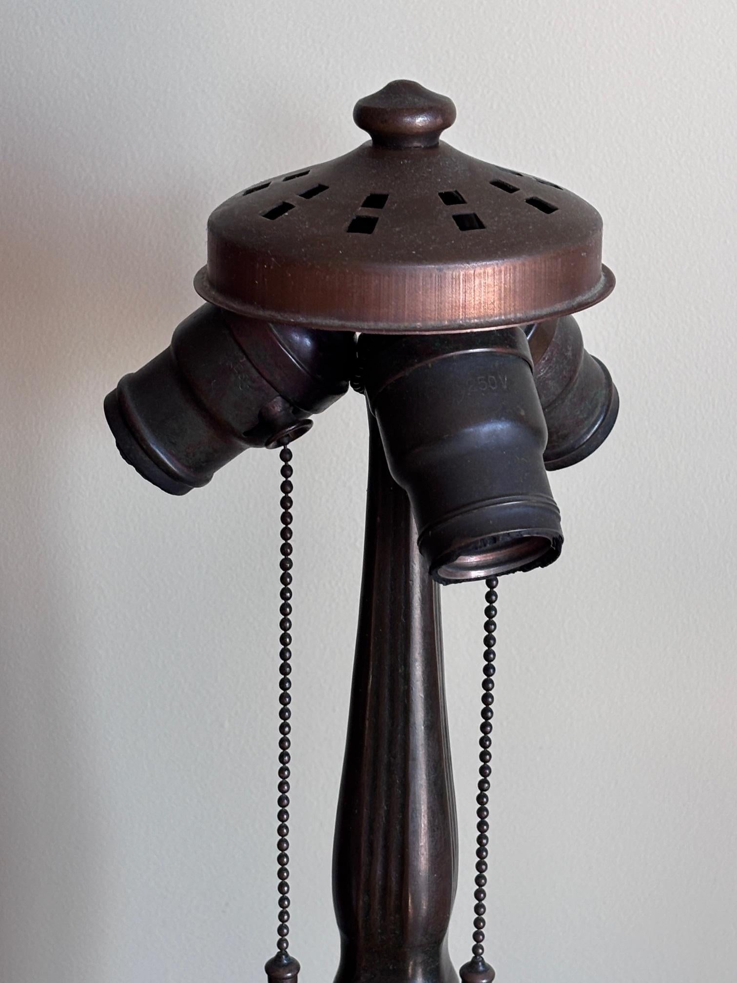 Lampe Handel ancienne de l'époque Arts and Crafts avec abat-jour peint à la main vers 1910 en vente 4