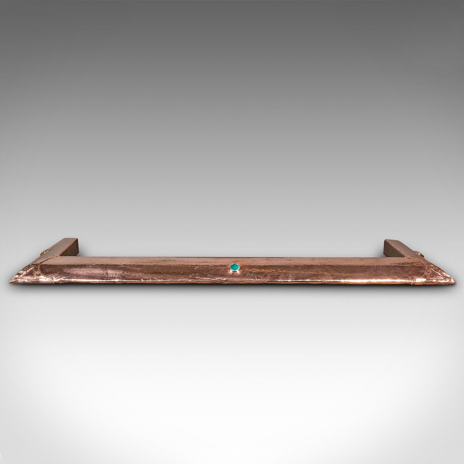 Si tratta di un antico cordolo antincendio Arts and Crafts. Cornice da camino inglese in rame con cabochon Ruskin, risalente al tardo periodo vittoriano, circa 1890.

Elegante cordolo tagliafuoco dal gusto accattivante del movimento Arts &
