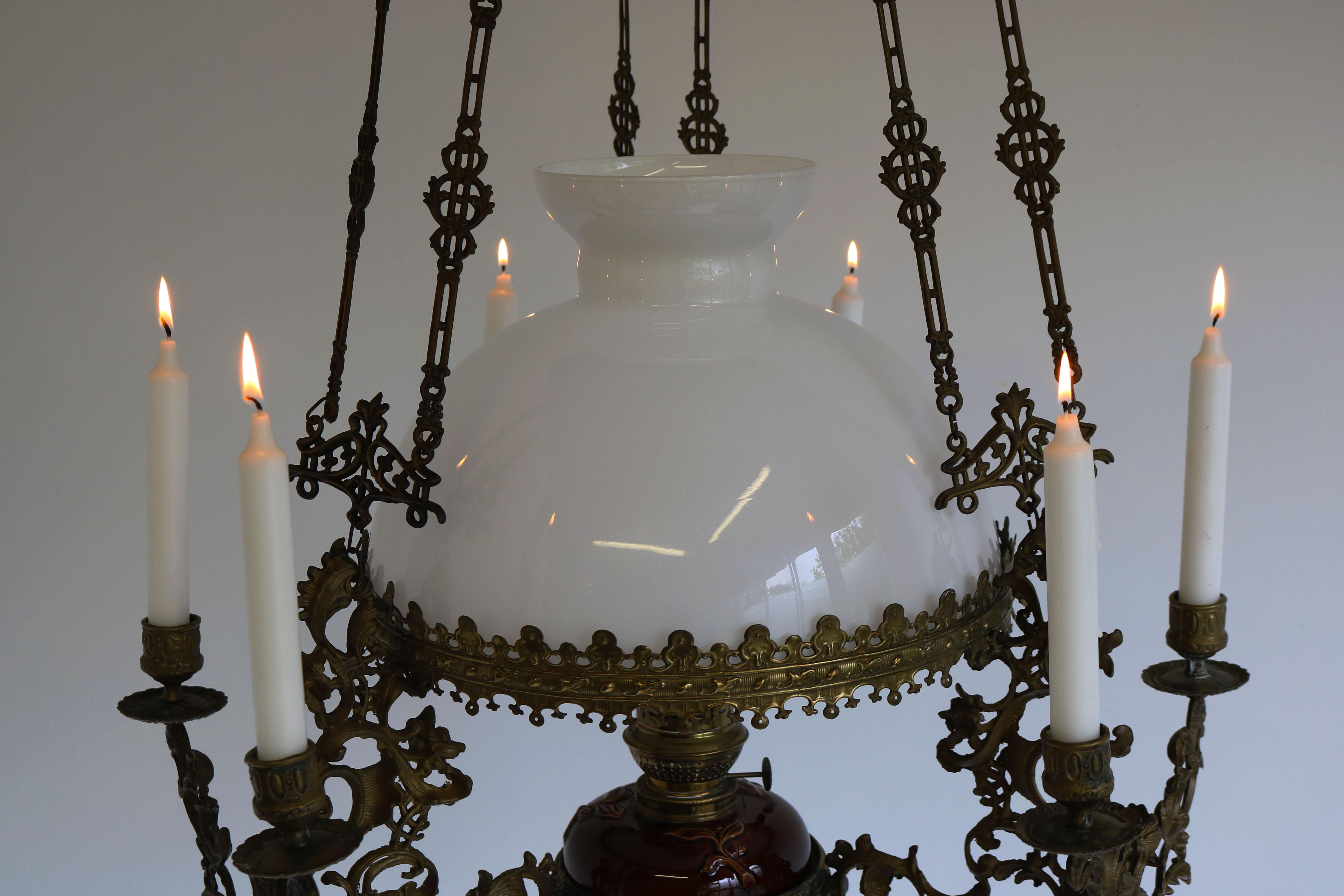 Lampe à huile française ancienne Arts and Crafts, chandelier en céramique, verre opalin, années 1900 en vente 4