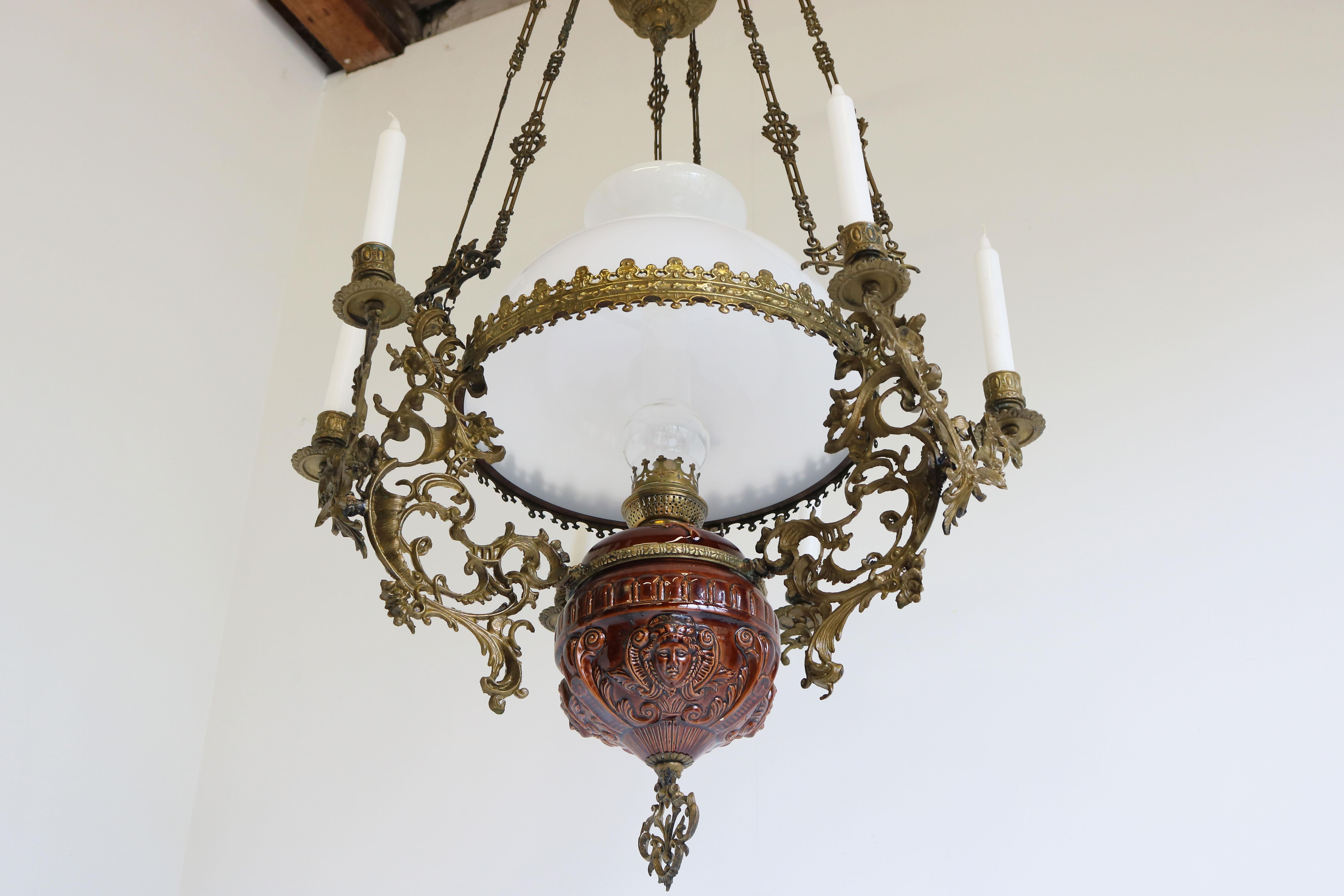 Lampe à huile française ancienne Arts and Crafts, chandelier en céramique, verre opalin, années 1900 en vente 6