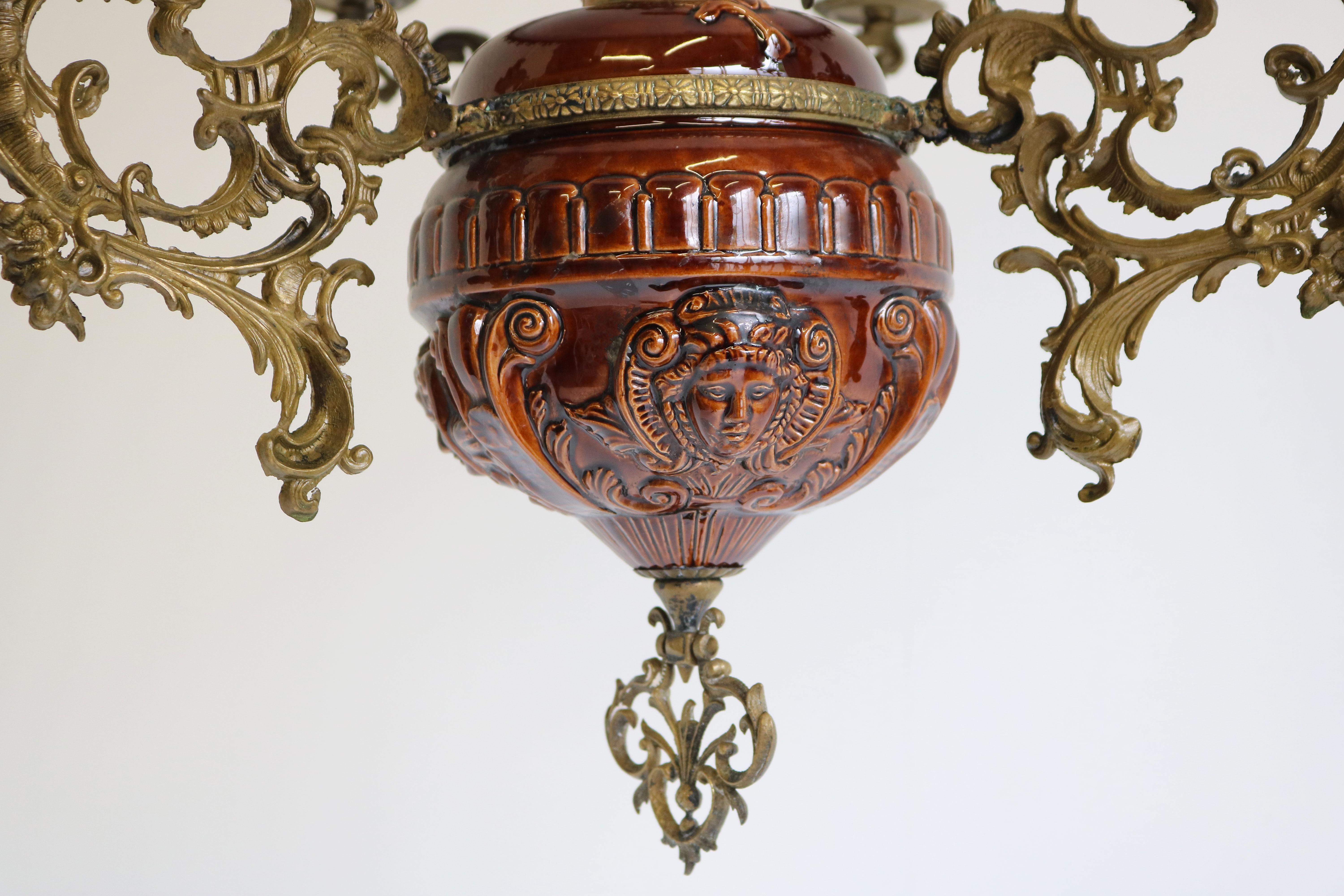 Cette grande et impressionnante lampe à huile date du début des années 1900. Il est fabriqué à partir de différents matériaux de qualité et de techniques coûteuses. C'est l'une des raisons pour lesquelles cette antiquité fabriquée à la main est une