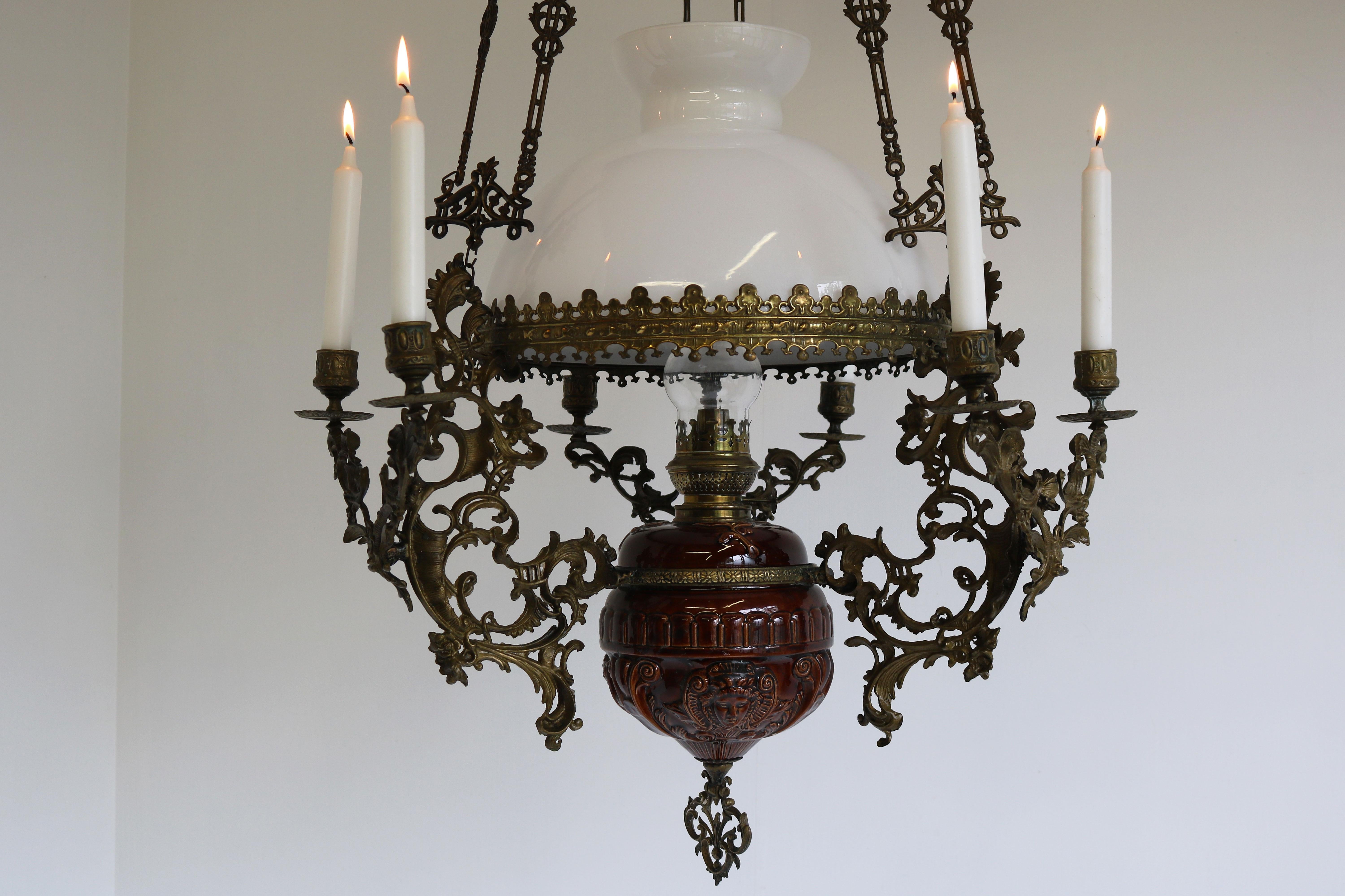 Français Lampe à huile française ancienne Arts and Crafts, chandelier en céramique, verre opalin, années 1900 en vente