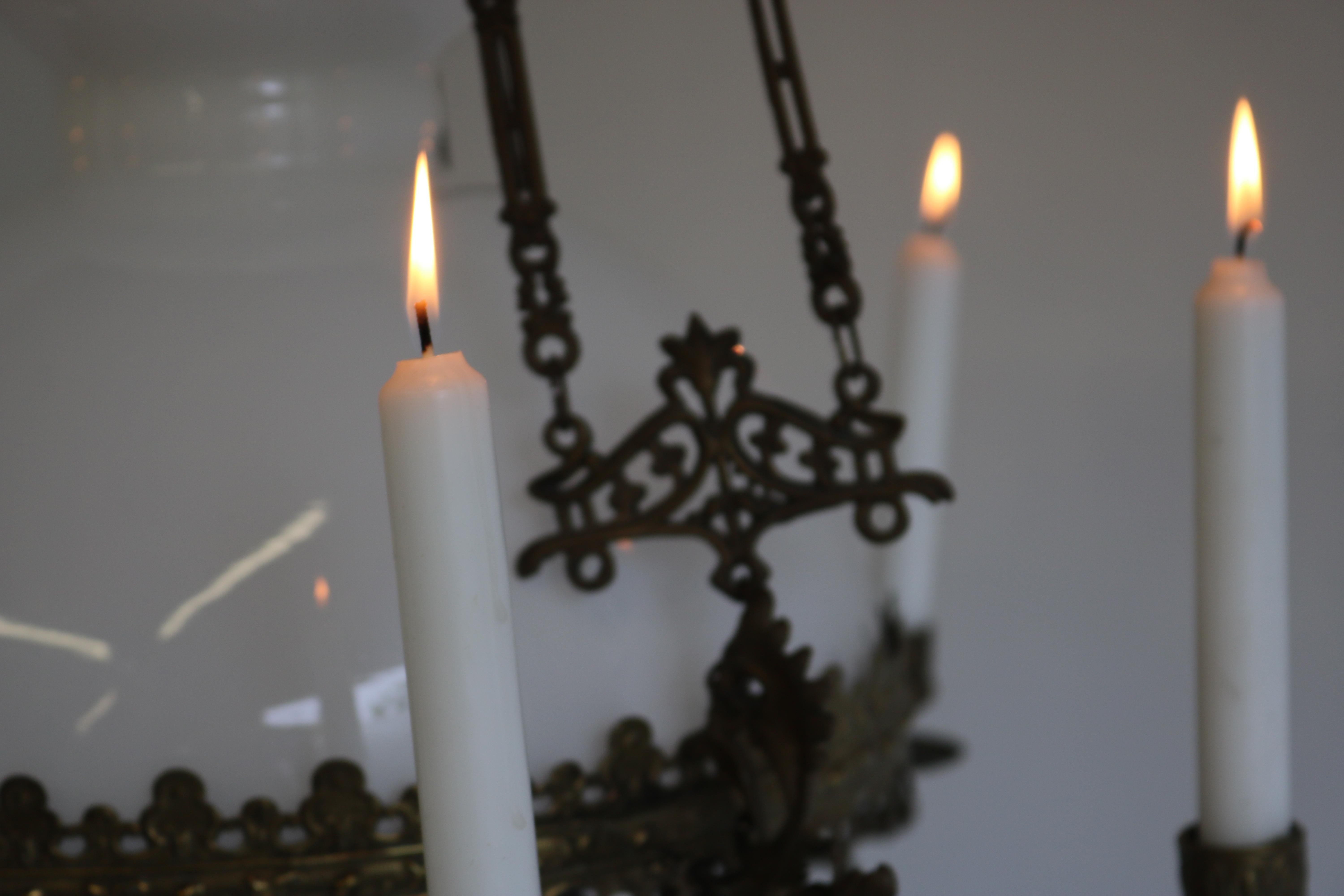 Fait main Lampe à huile française ancienne Arts and Crafts, chandelier en céramique, verre opalin, années 1900 en vente