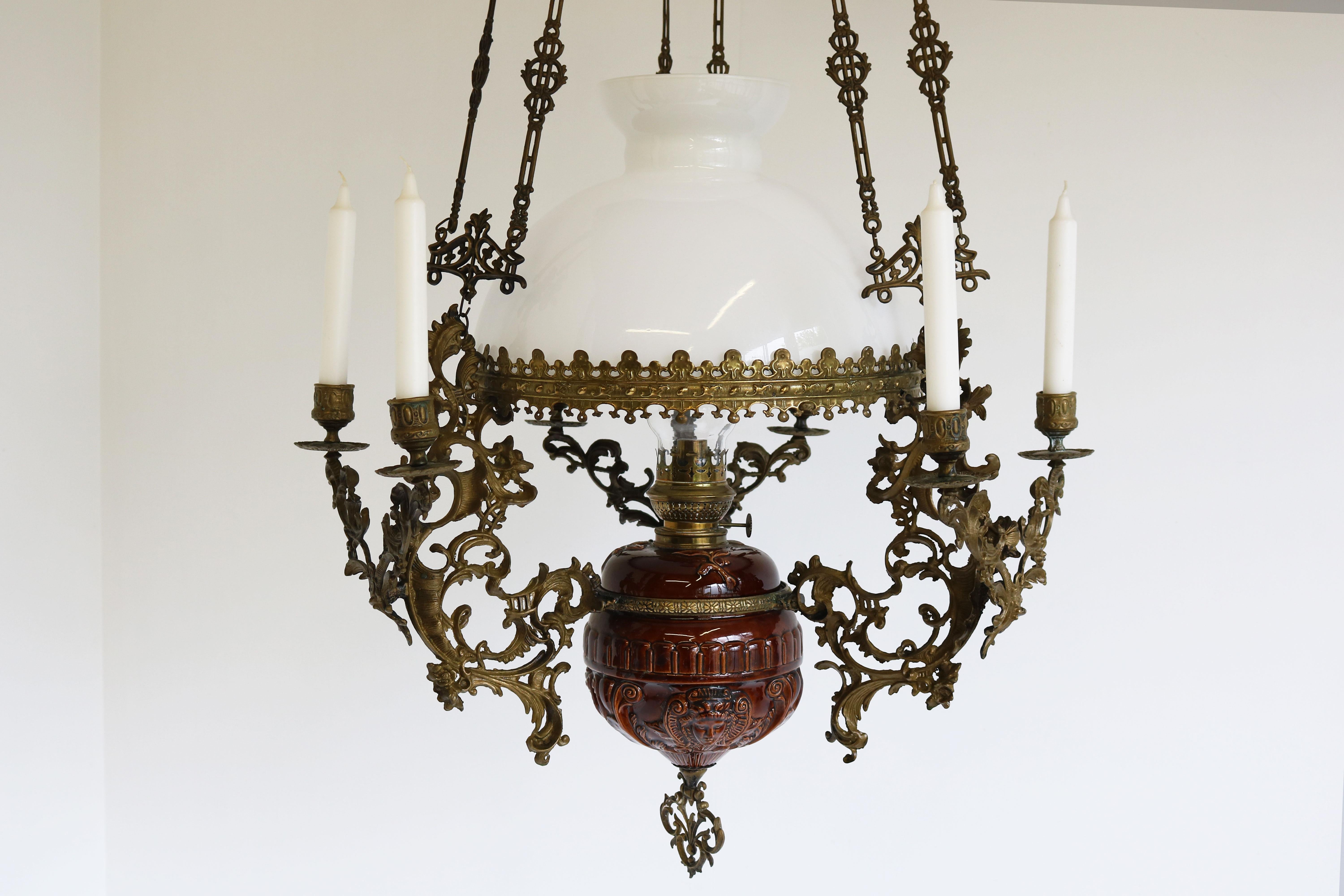 Lampe à huile française ancienne Arts and Crafts, chandelier en céramique, verre opalin, années 1900 Bon état - En vente à Ijzendijke, NL