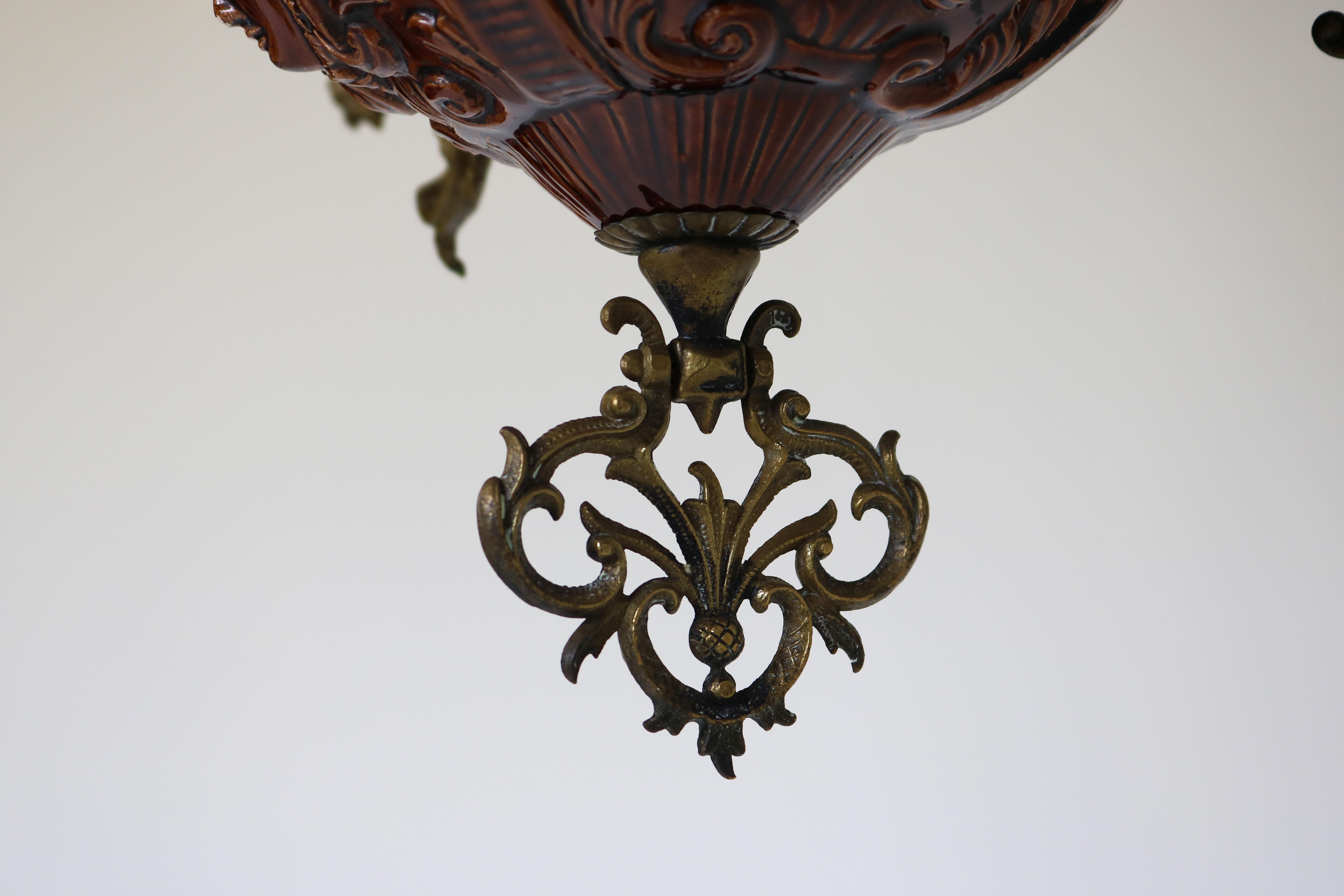 Laiton Lampe à huile française ancienne Arts and Crafts, chandelier en céramique, verre opalin, années 1900 en vente