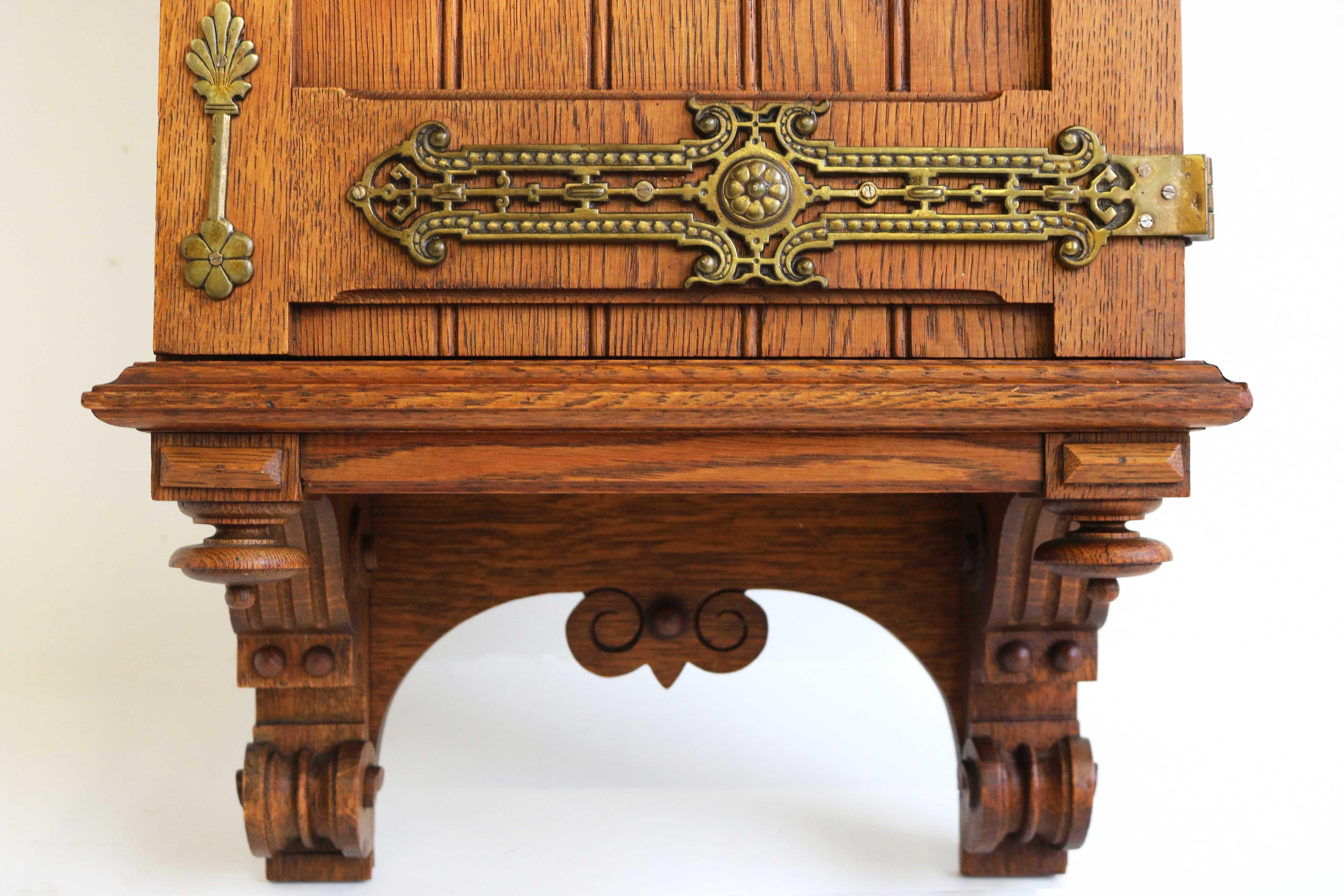 Antique armoire murale Arts and Crafts sculptée à la main en chêne européen et laiton, années 1900 en vente 6