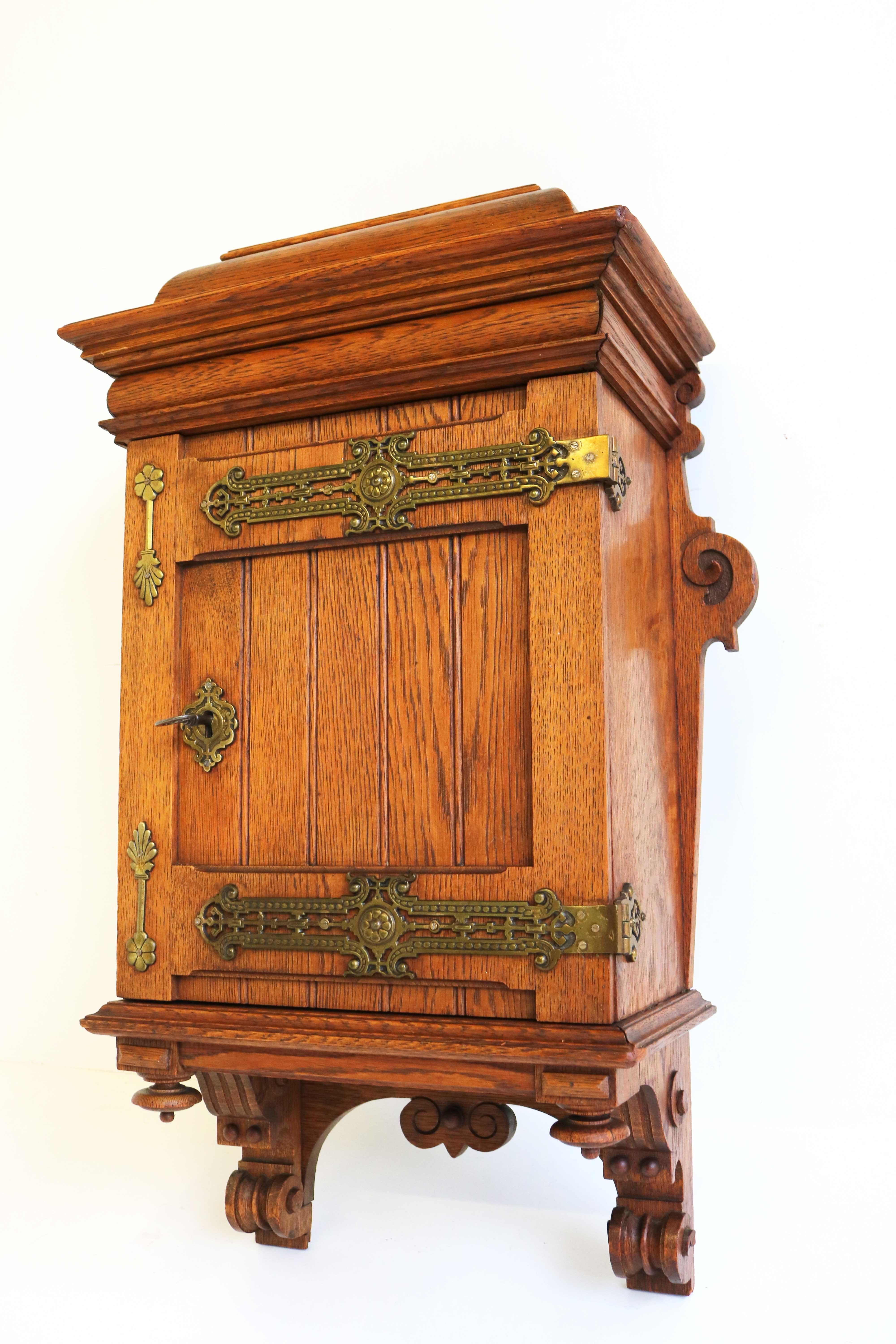 Antique arts and crafts hand carved small wall cabinet wood brass 1900s

Gorgeous antique wall cabinet from the 1900s. Gorgeous lines in solid oak wood with high quality brass decorations. The wall cabinet comes with a working lock and key. The