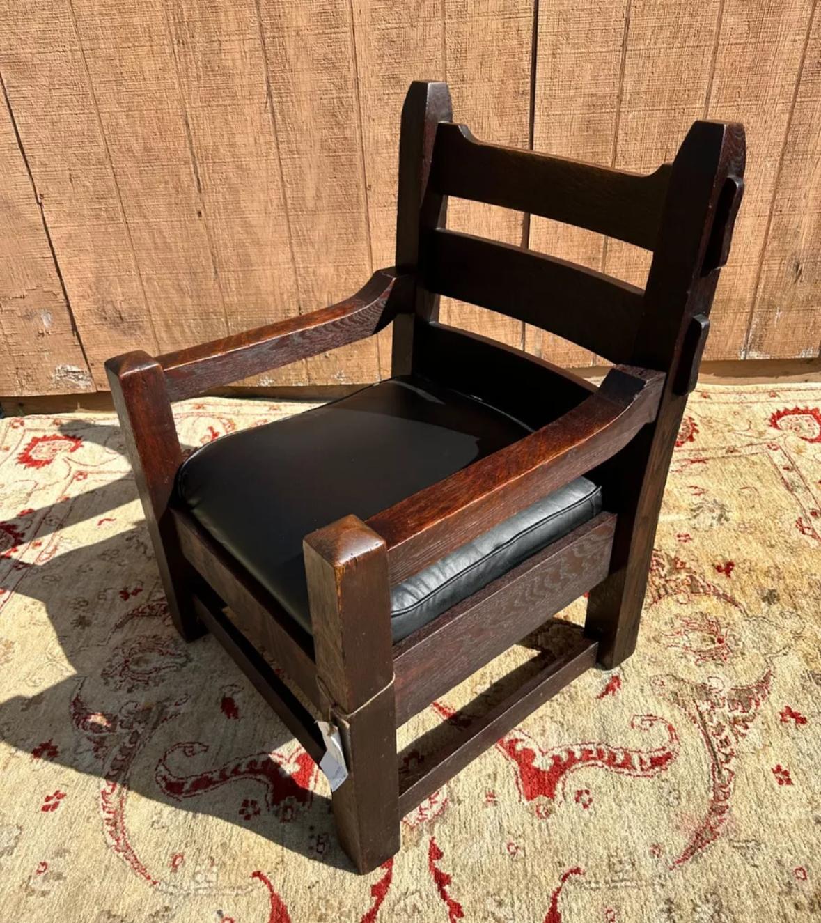 This is an antique Arts and Crafts Harden large lounge arm chair from the early 1900s Mission / Arts & Crafts period. It is in very good condition. The chair is made from a great selection of quarter sawn oak with original finish. The chair has the