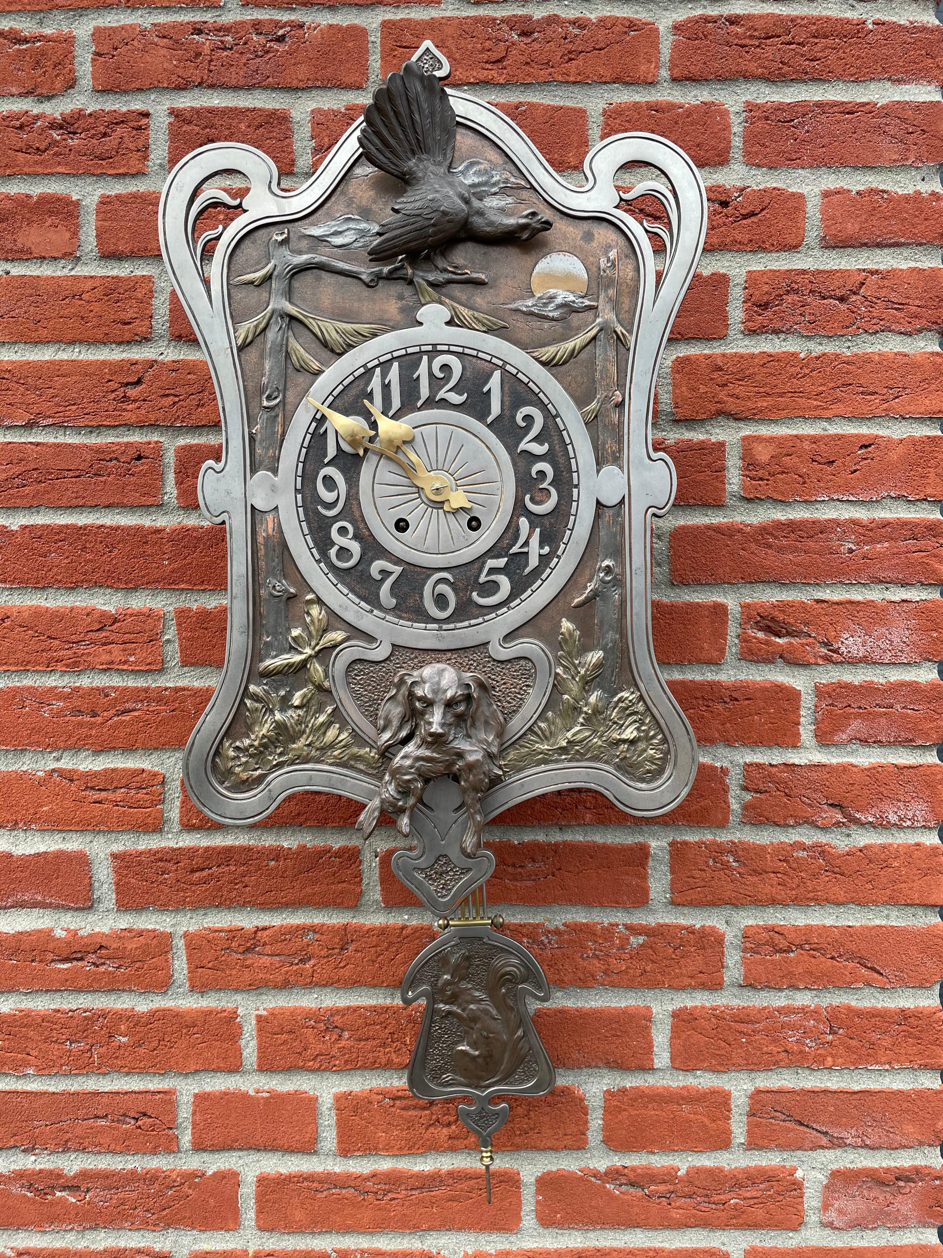 Horloge de chasse Arts and Crafts ancienne avec sculptures de chiens et d'oiseaux en bronze en vente 3