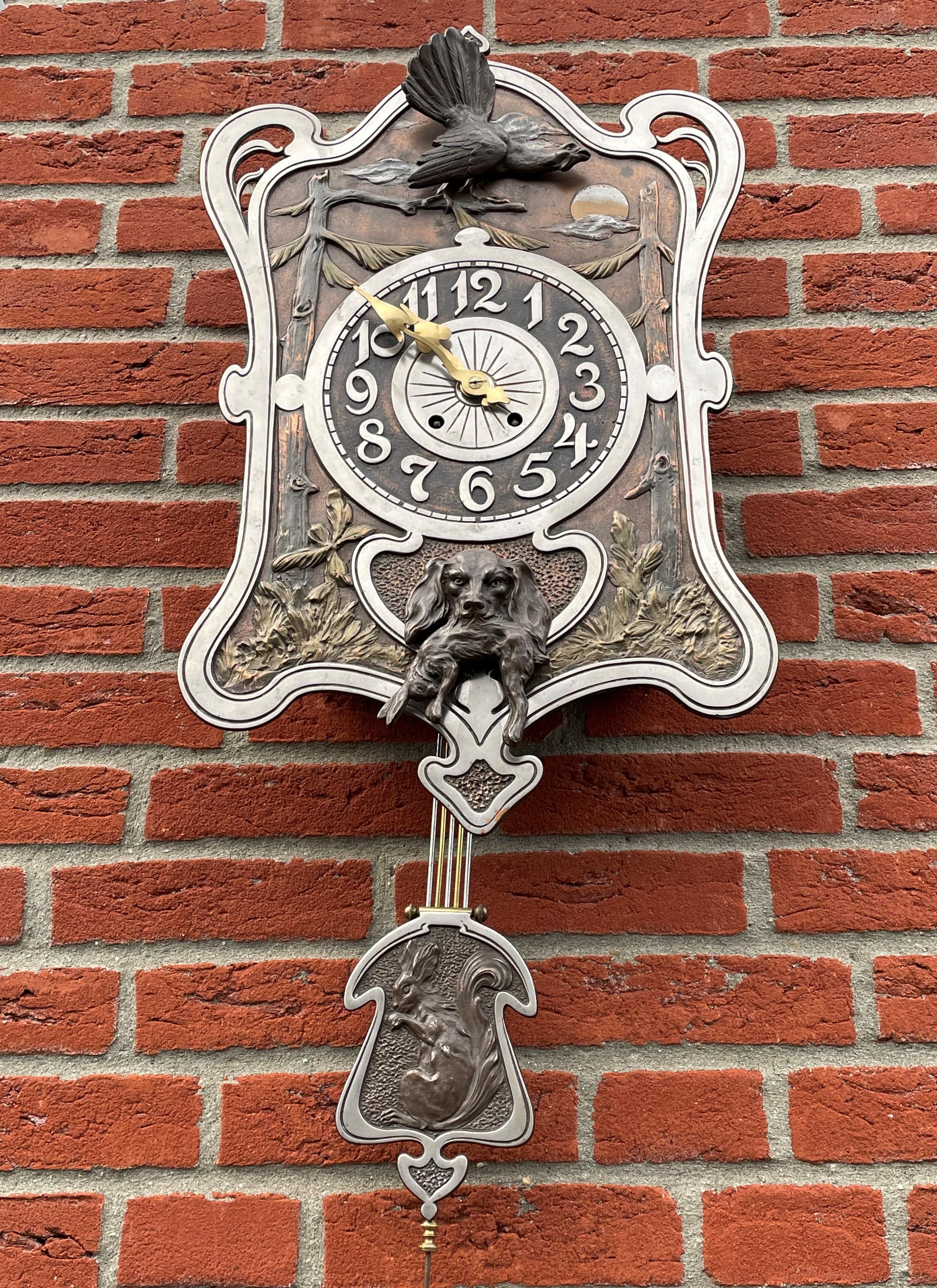 Horloge de chasse Arts and Crafts ancienne avec sculptures de chiens et d'oiseaux en bronze en vente 8