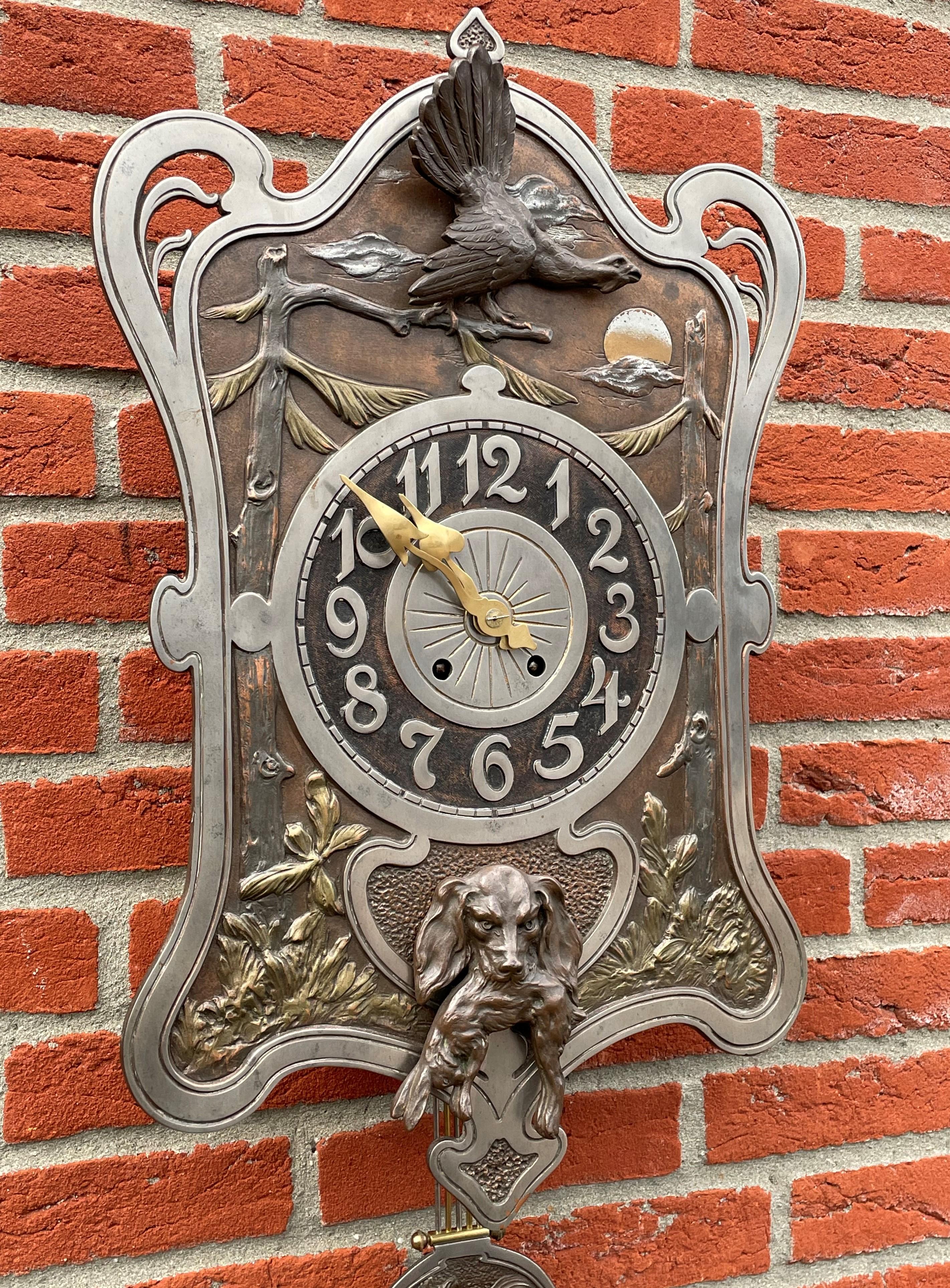 Horloge de chasse Arts and Crafts ancienne avec sculptures de chiens et d'oiseaux en bronze en vente 9