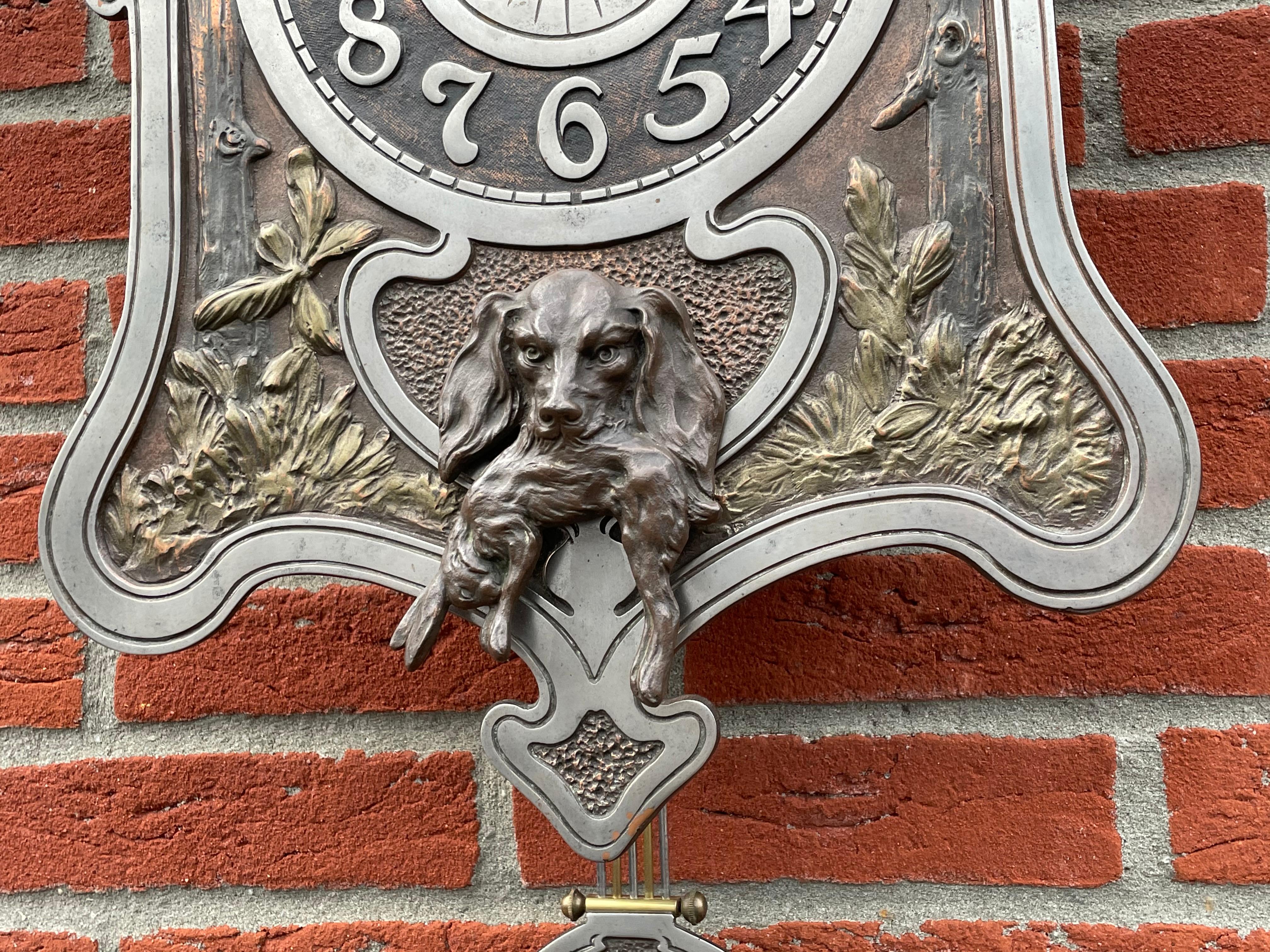 Horloge de chasse Arts and Crafts ancienne avec sculptures de chiens et d'oiseaux en bronze en vente 10