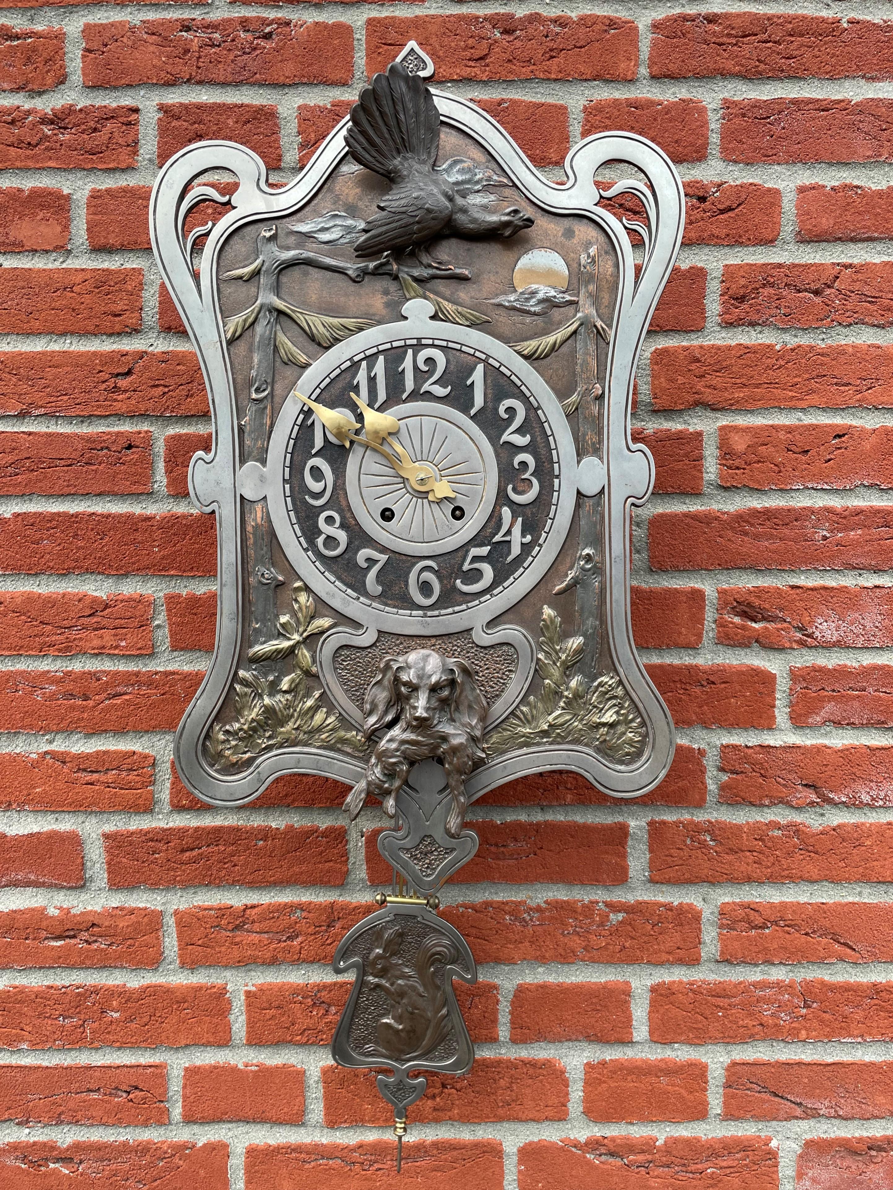 Horloge de chasse Arts and Crafts ancienne avec sculptures de chiens et d'oiseaux en bronze en vente 12