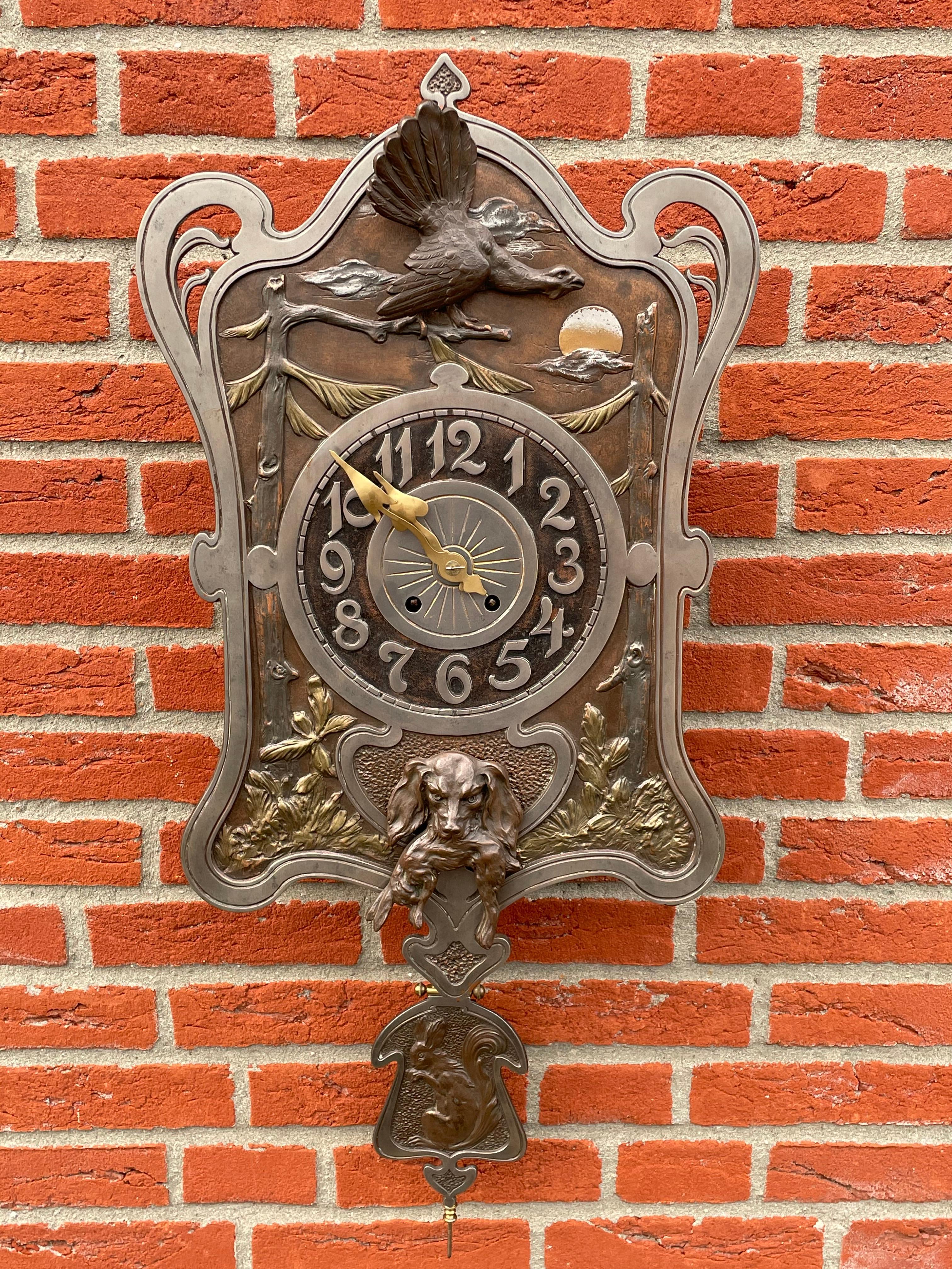 Grande et étonnante, horloge murale ancienne fabriquée à la main de haute qualité.

Cette horloge de chasse unique en son genre révèle la qualité (tant dans la conception que dans les détails) pour laquelle le style Arts and Crafts est connu et