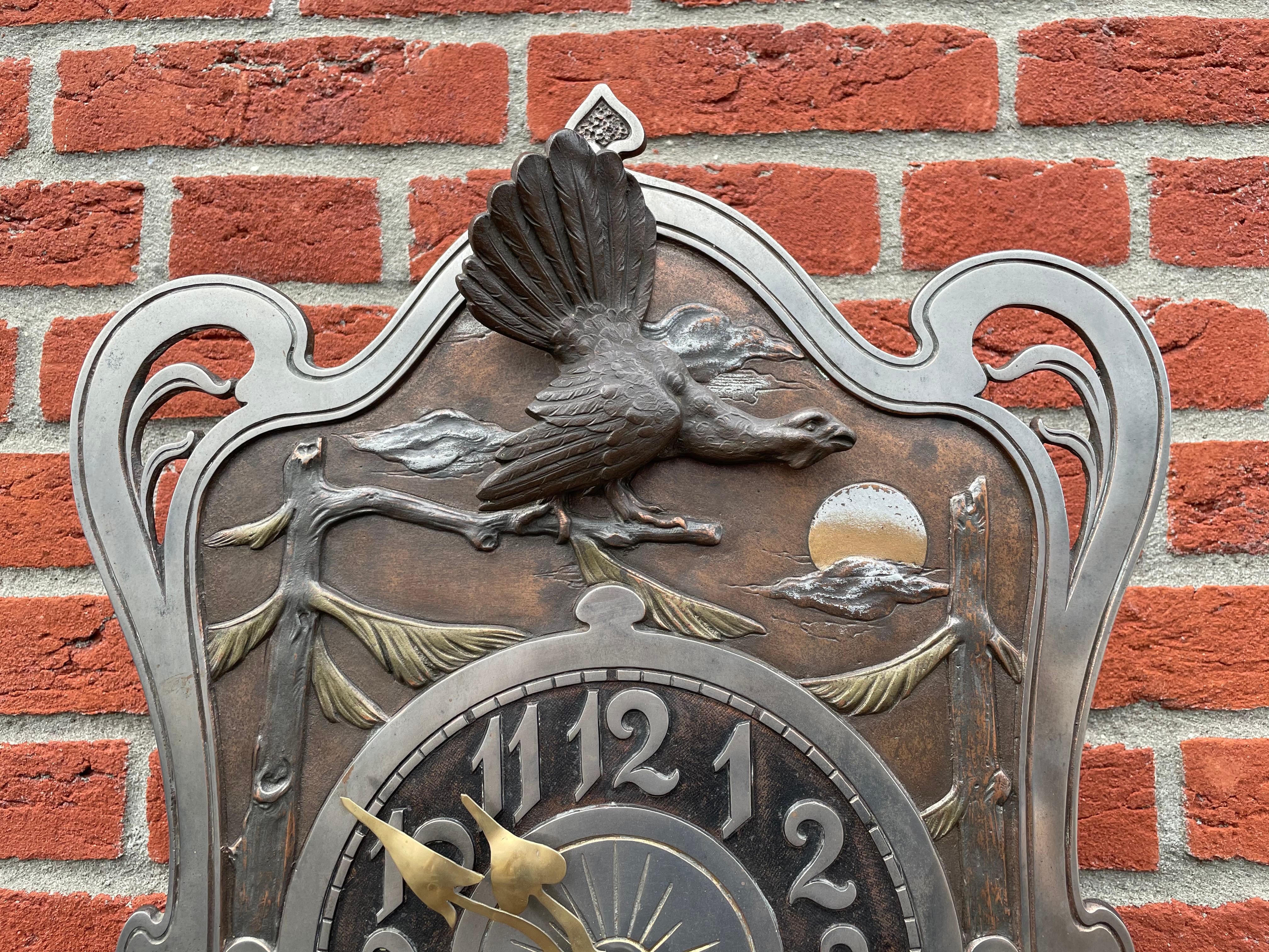 Européen Horloge de chasse Arts and Crafts ancienne avec sculptures de chiens et d'oiseaux en bronze en vente