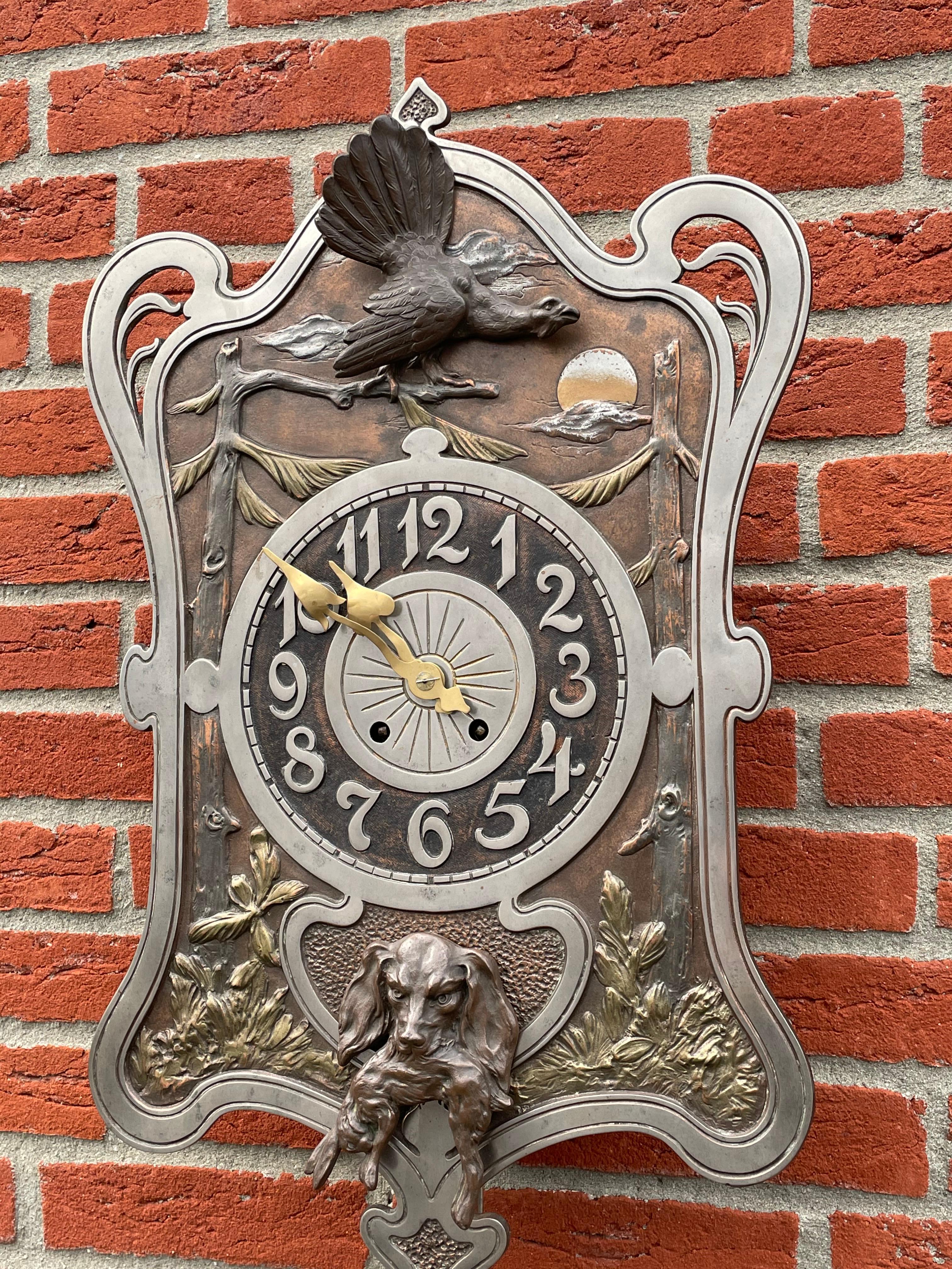 Horloge de chasse Arts and Crafts ancienne avec sculptures de chiens et d'oiseaux en bronze Excellent état - En vente à Lisse, NL