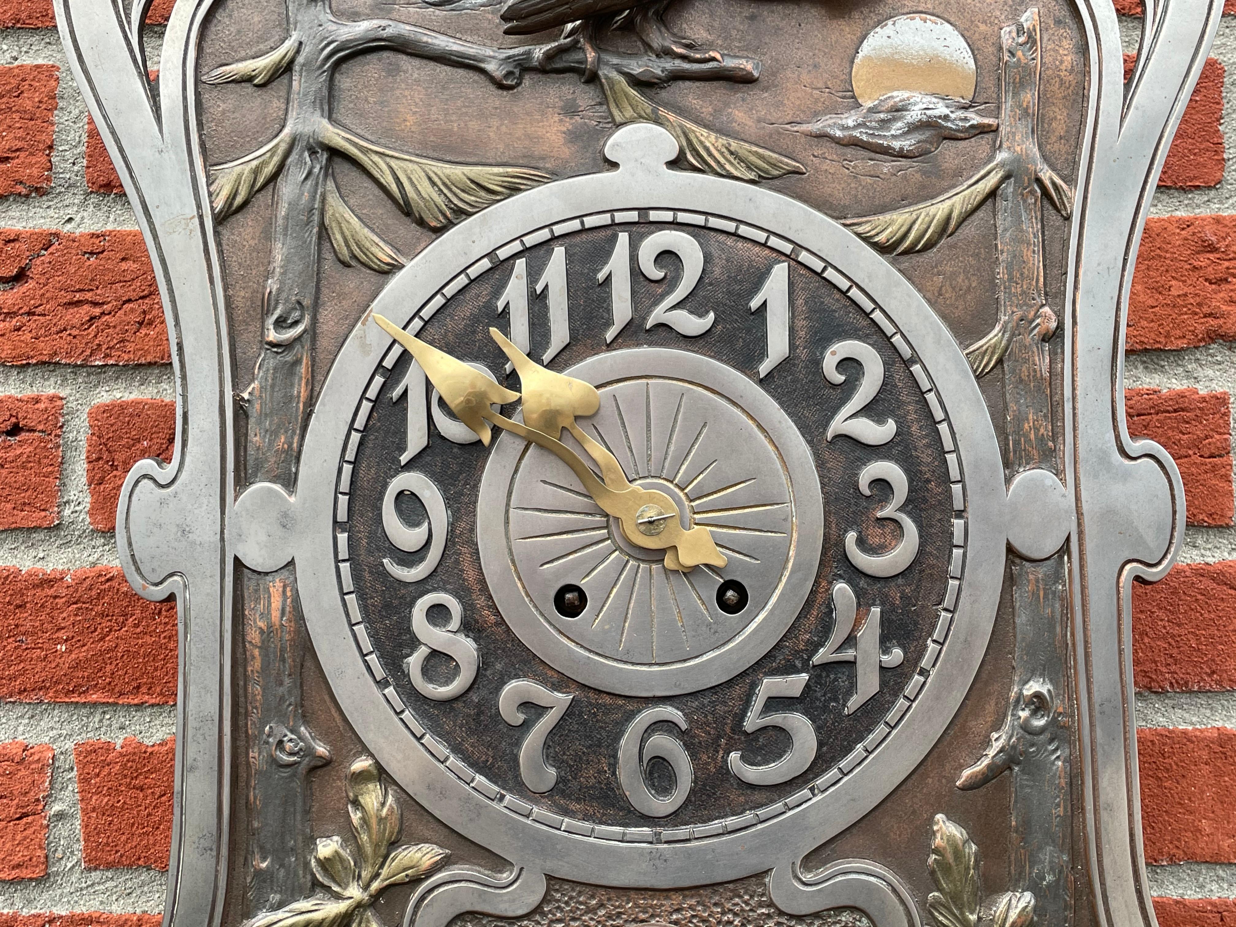 20ième siècle Horloge de chasse Arts and Crafts ancienne avec sculptures de chiens et d'oiseaux en bronze en vente
