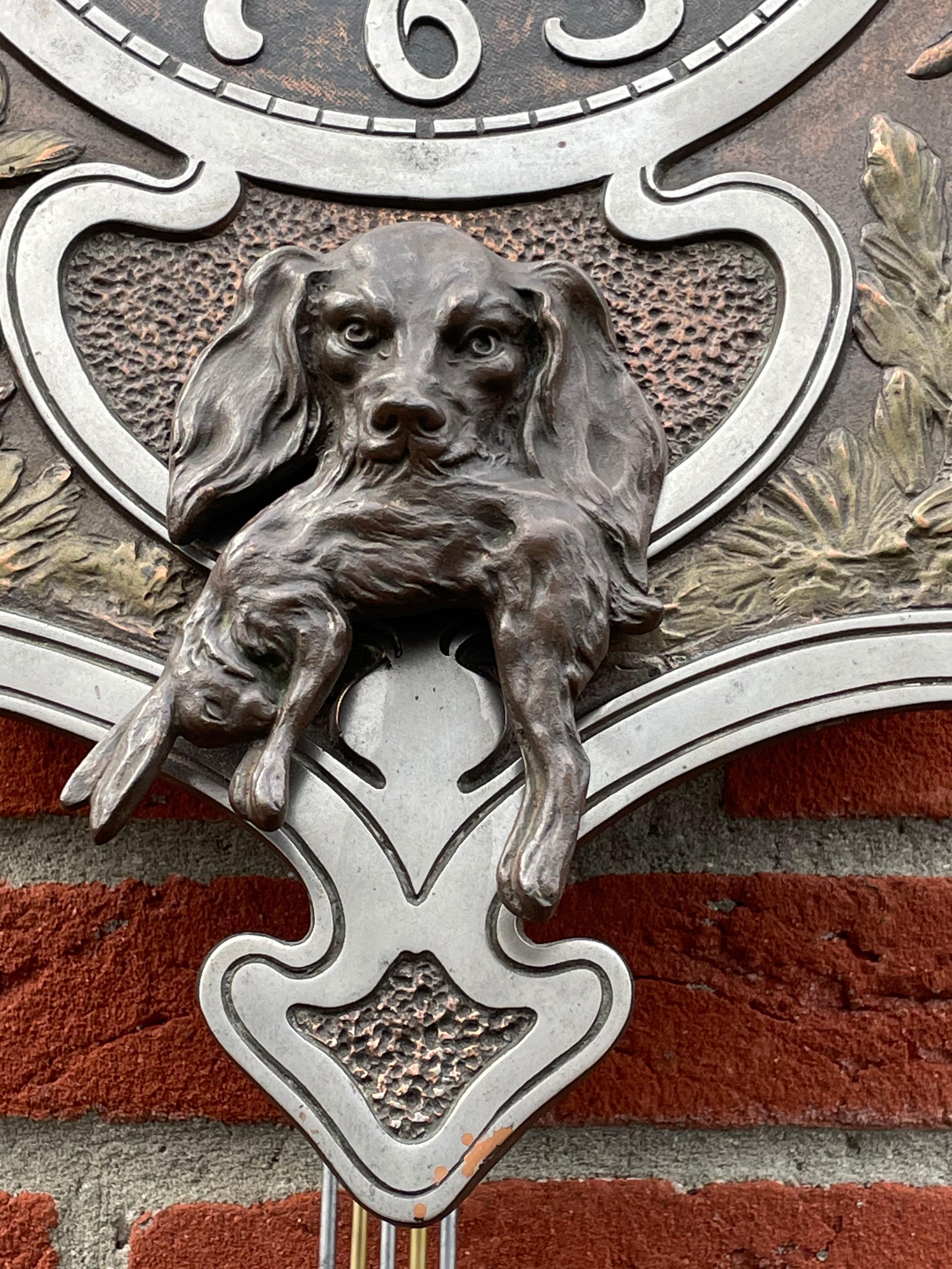 Laiton Horloge de chasse Arts and Crafts ancienne avec sculptures de chiens et d'oiseaux en bronze en vente