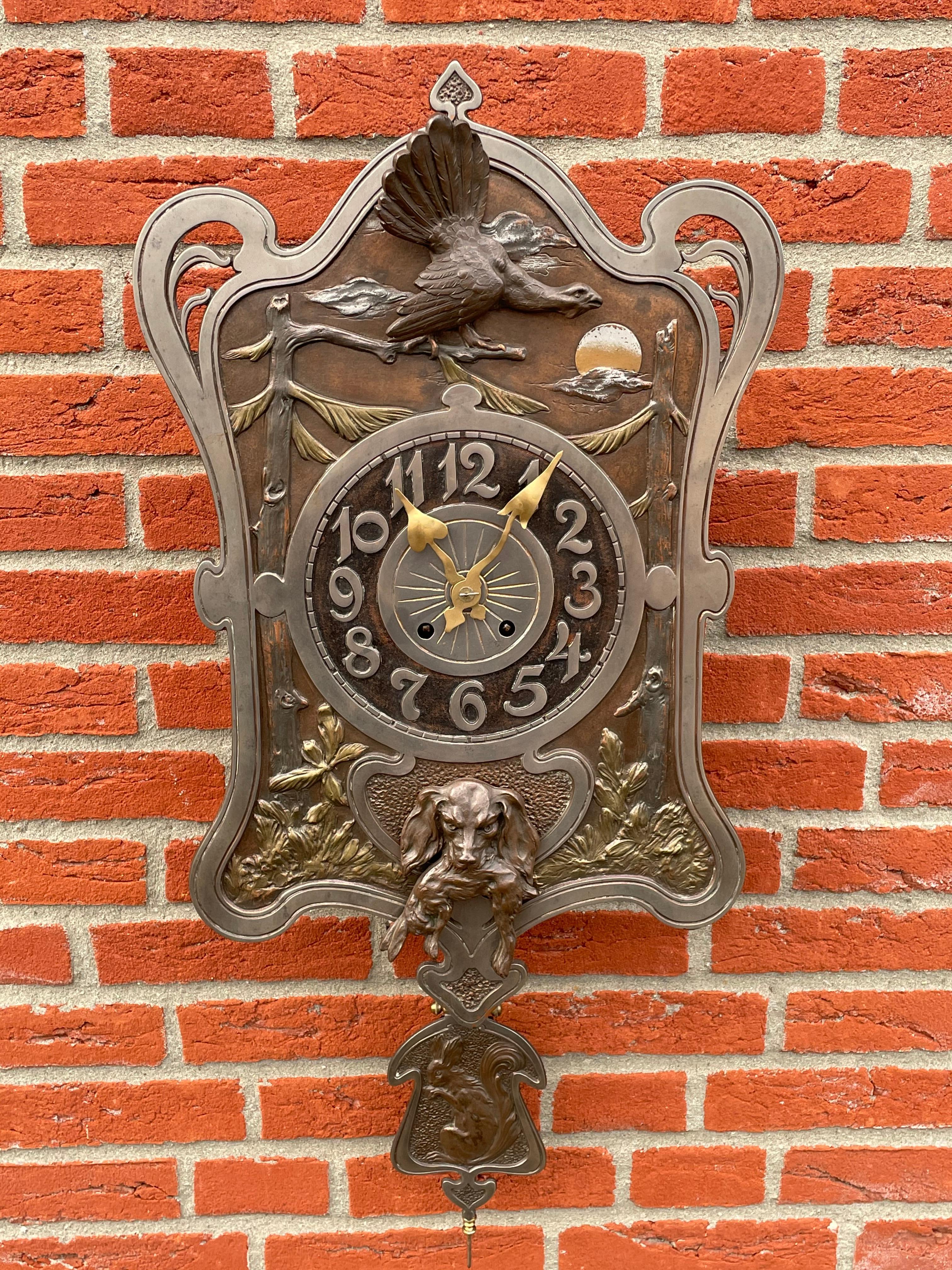 Horloge de chasse Arts and Crafts ancienne avec sculptures de chiens et d'oiseaux en bronze en vente 2