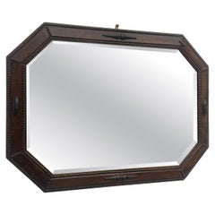 Specchio antico in rovere, di forma ottagonale allungata con bordi smussati, in stile Arts and Crafts.