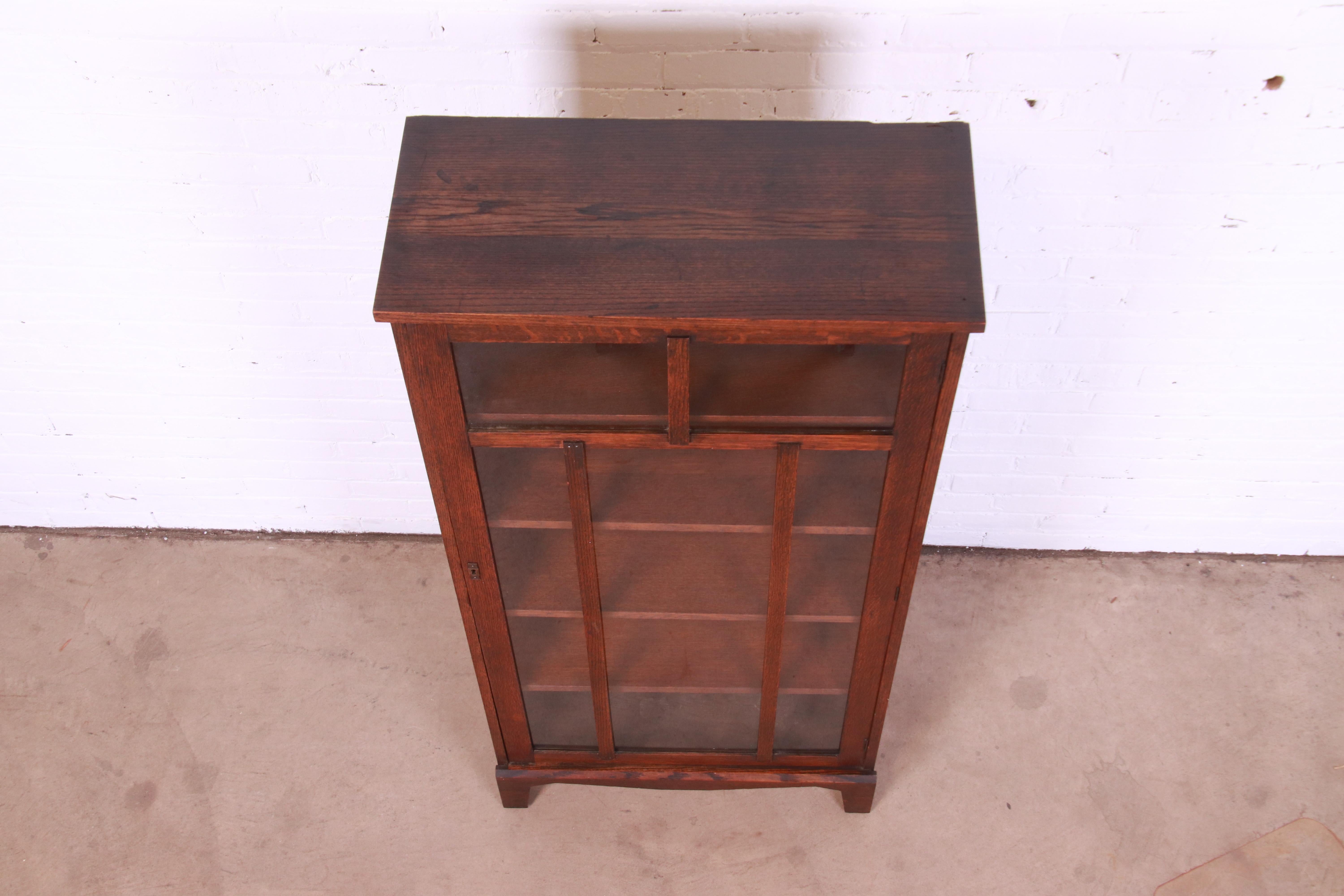 Antique Arts and Crafts Oak Bookcase Cabinet, Circa 1900 5