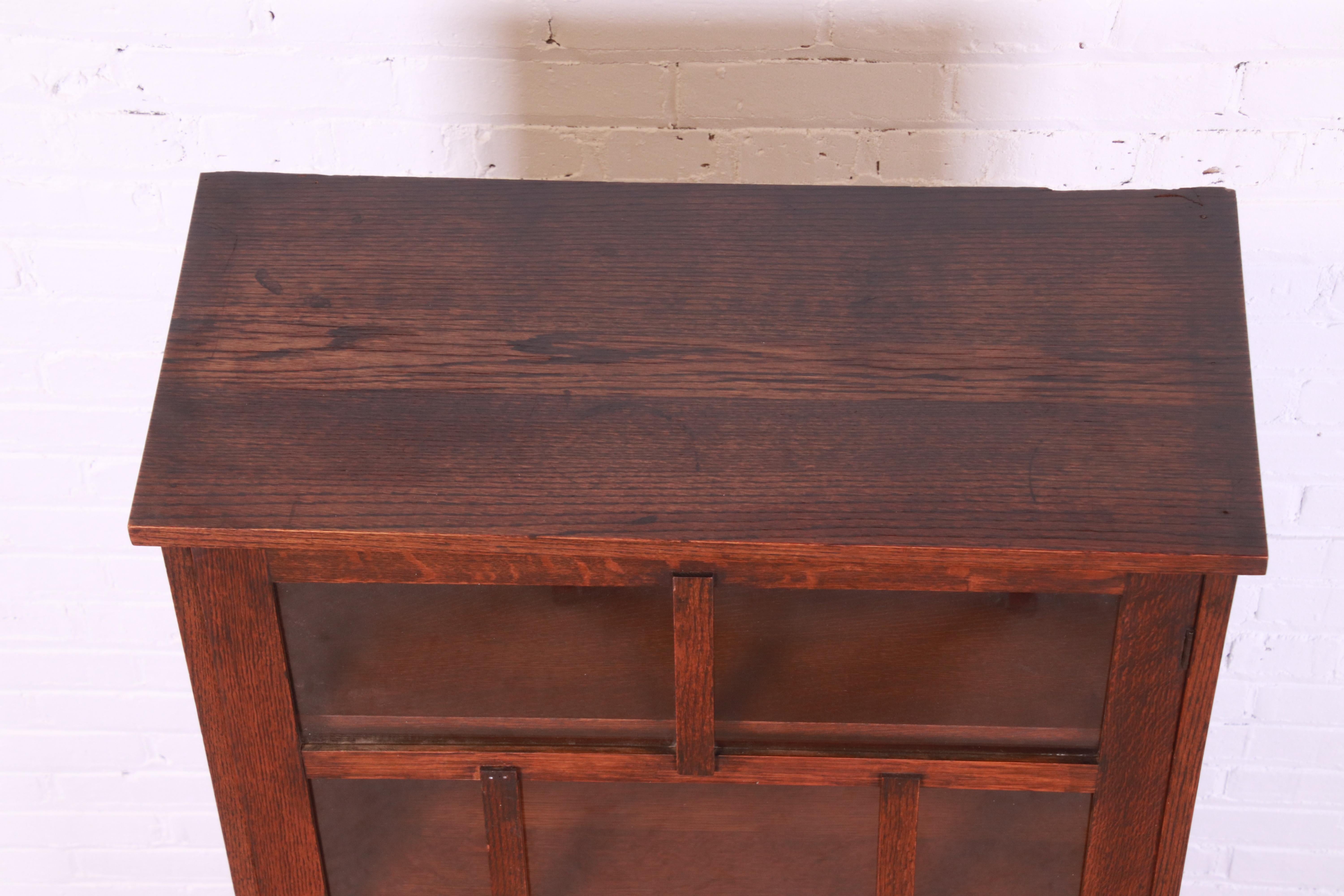 Antique Arts and Crafts Oak Bookcase Cabinet, Circa 1900 6