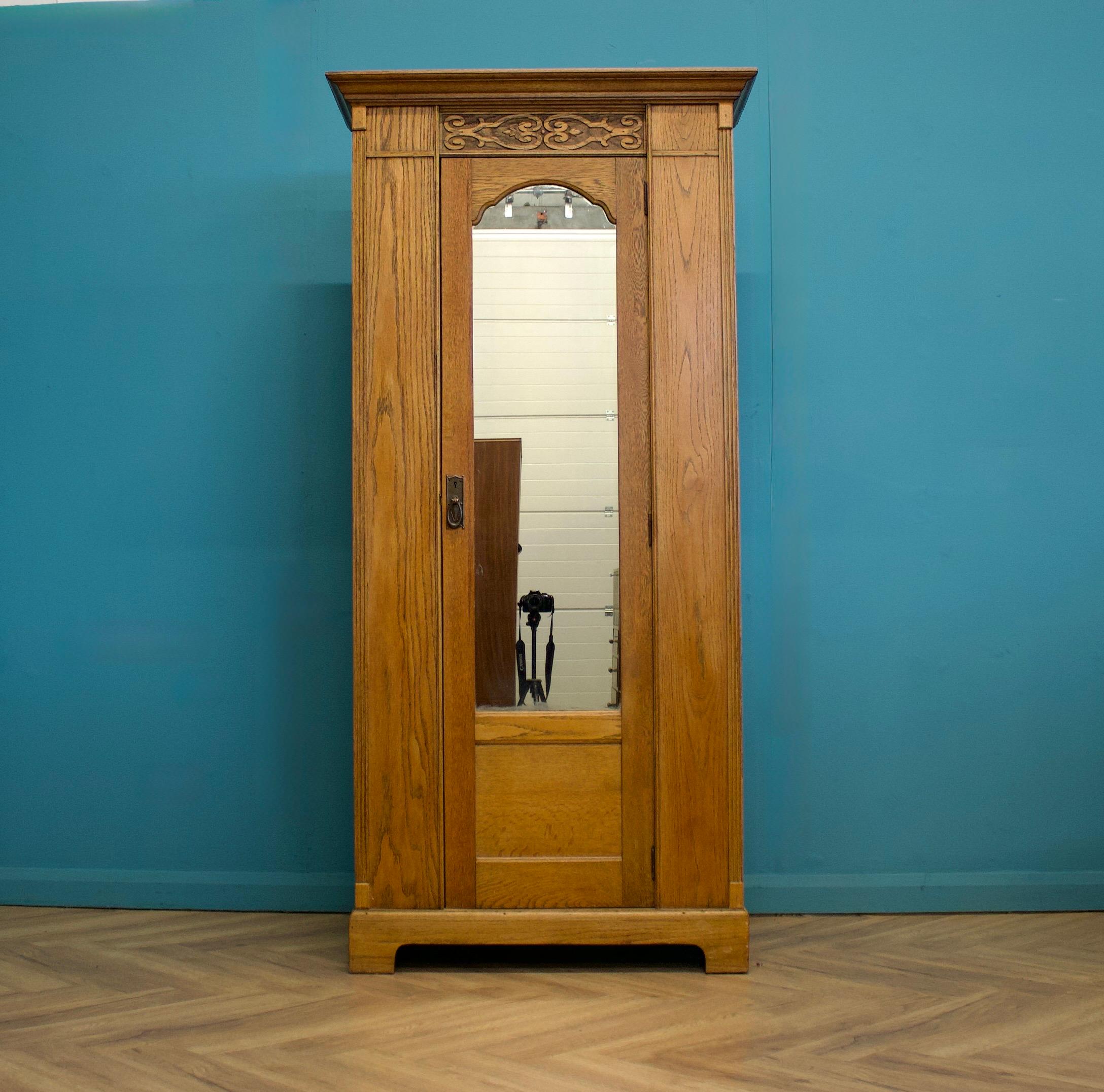 Arts and Crafts Antico armadio per accappatoio in Oak A. Hall, 1900 in vendita