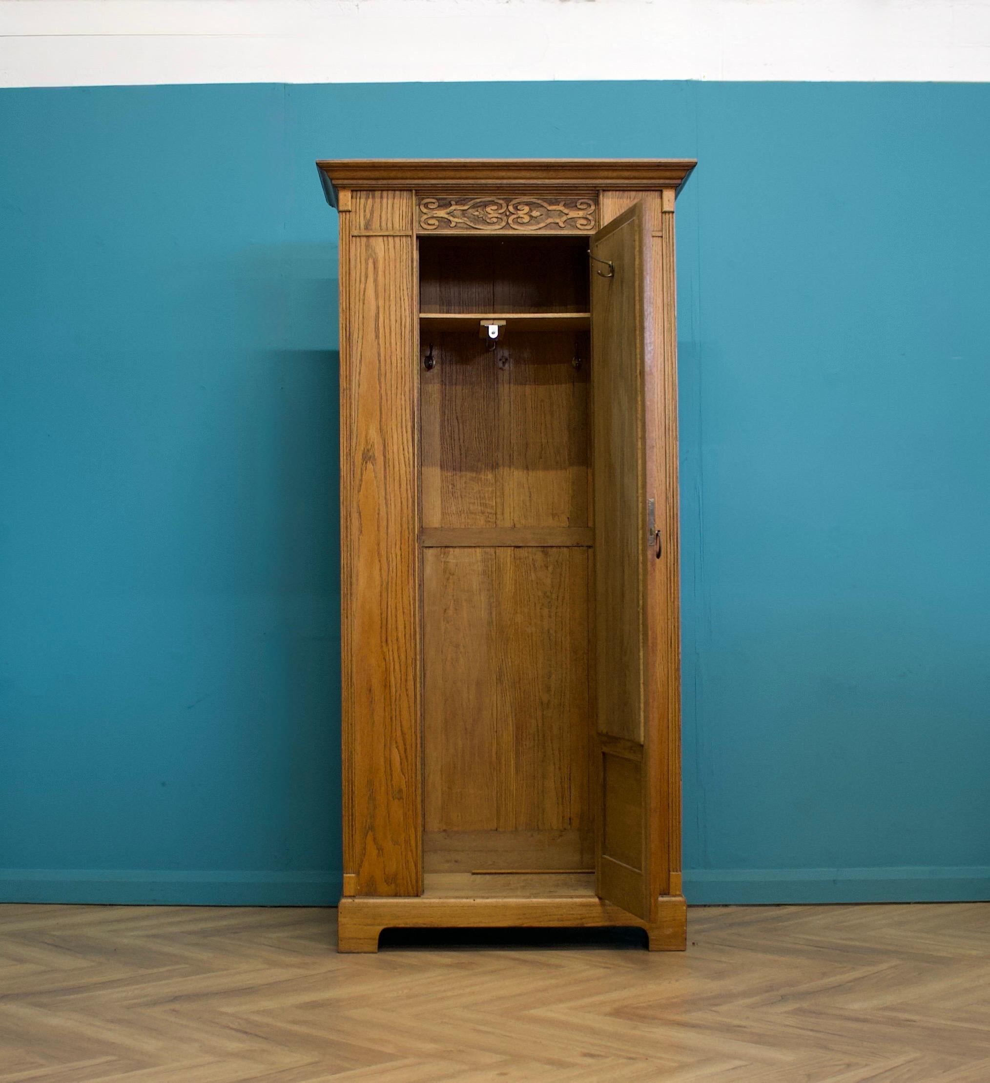 Britannico Antico armadio per accappatoio in Oak A. Hall, 1900 in vendita
