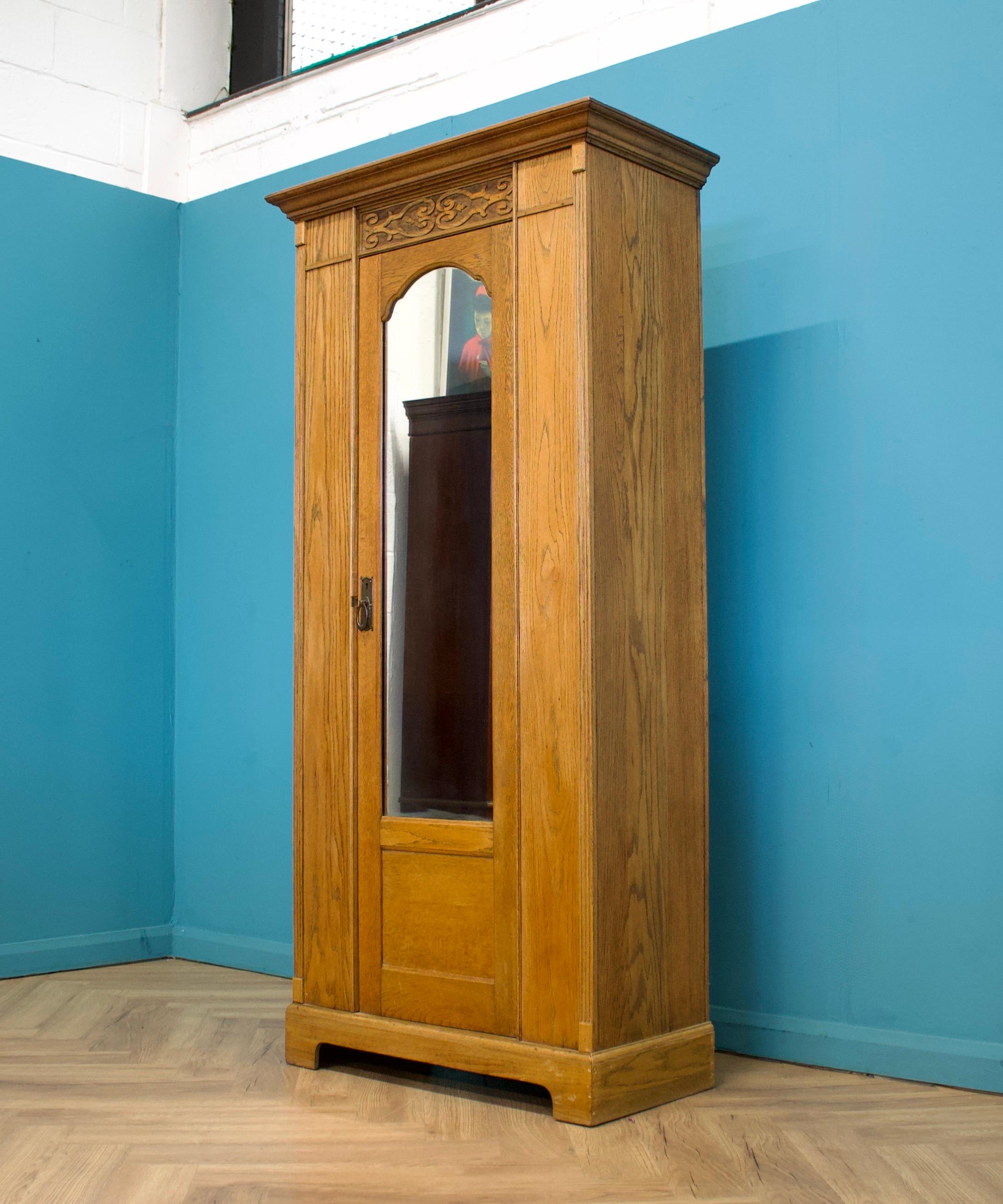 Falegnameria Antico armadio per accappatoio in Oak A. Hall, 1900 in vendita