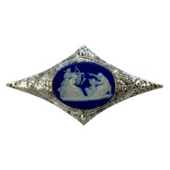 Broche ancienne Arts and Crafts en argent avec camée bleu sur le devant, circa 1910