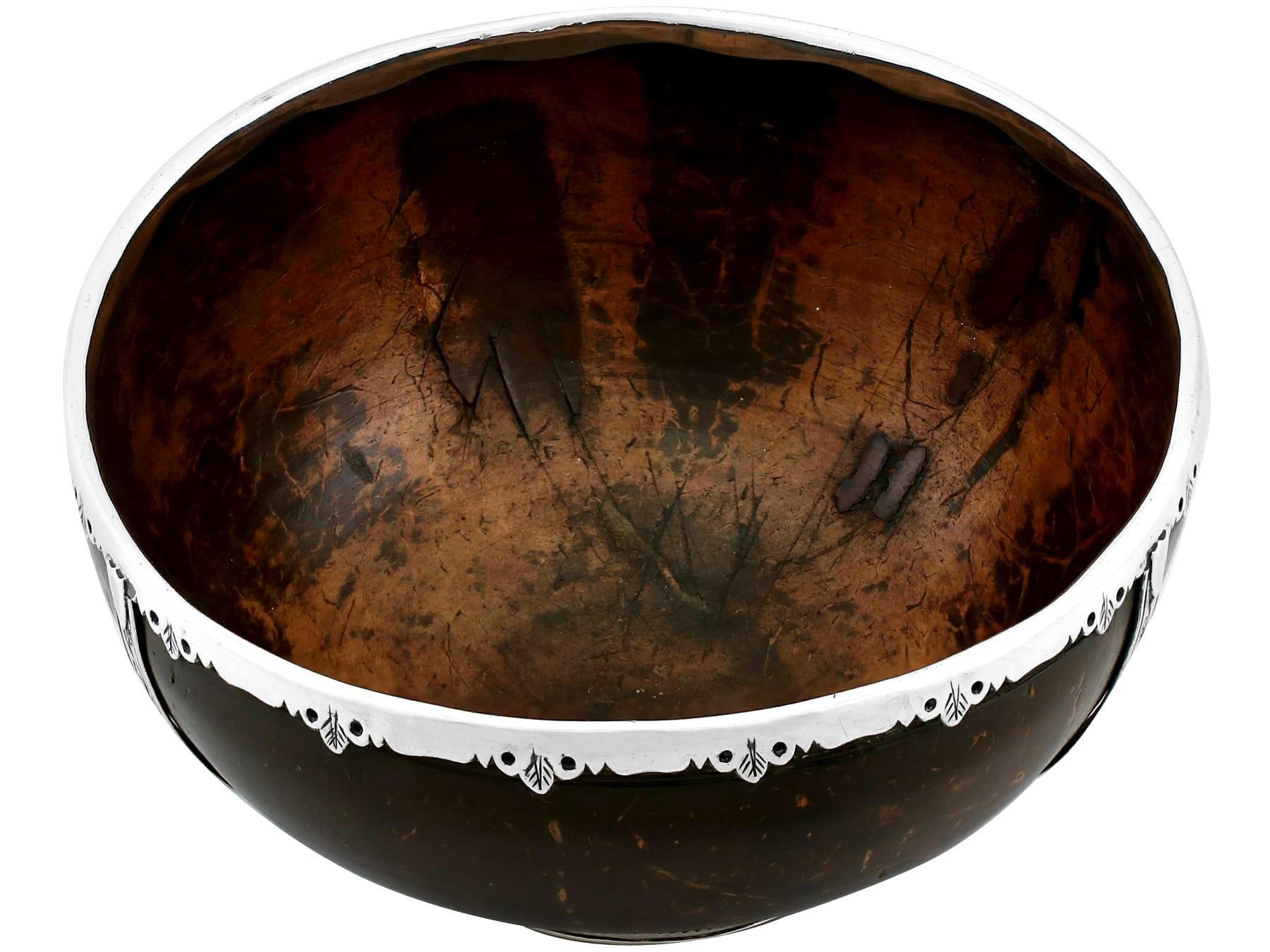 Antike Arts and Crafts-Schale aus Sterlingsilber mit Kokosnussholzbeschlägen (Britisch) im Angebot