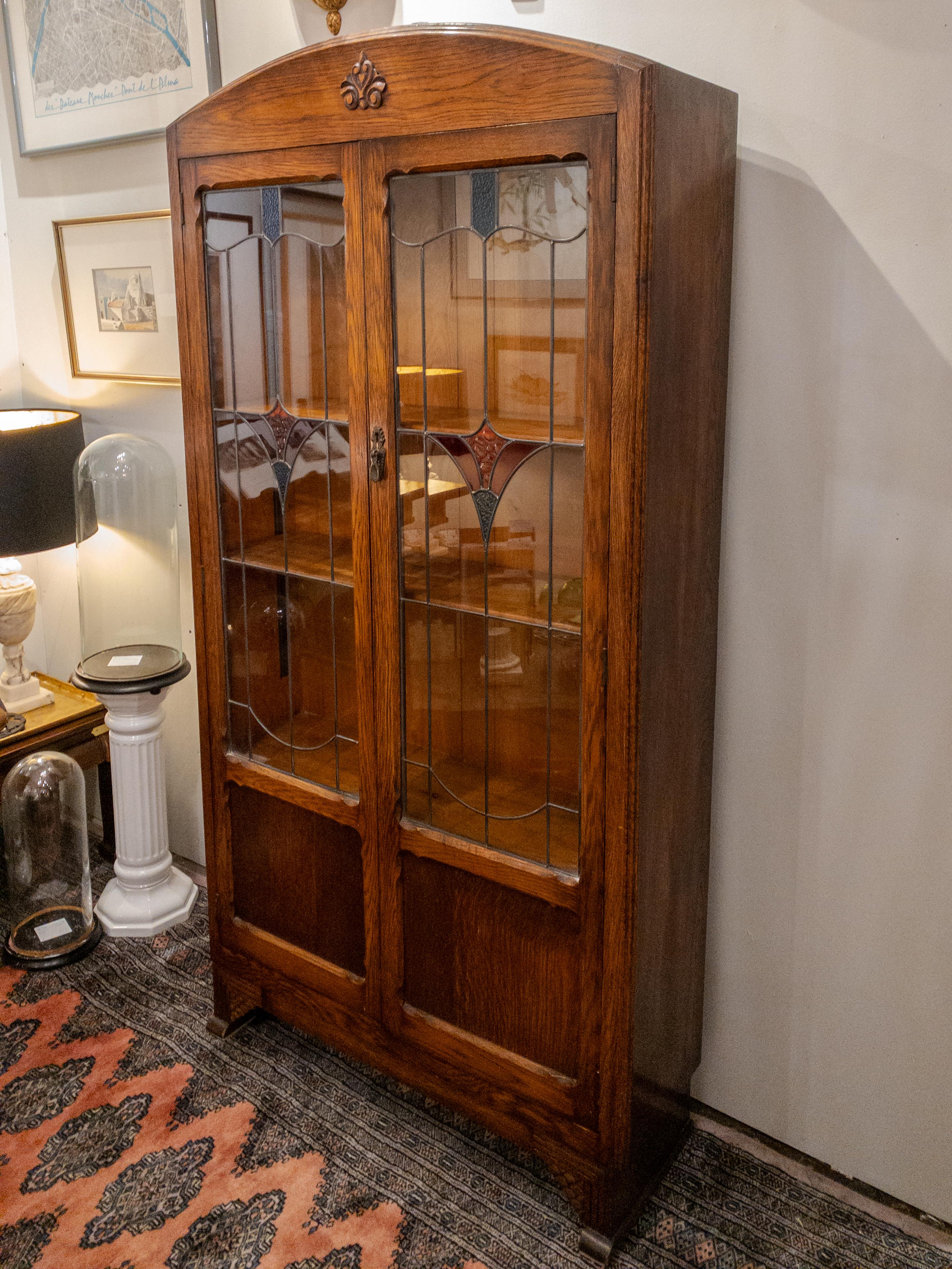 The Antique Arts and Crafts Style Oak Bookcase is a timeless piece of furniture that exudes both functionality and artistic craftsmanship. It embodies the essence of the Arts and Crafts movement, which valued traditional craftsmanship and