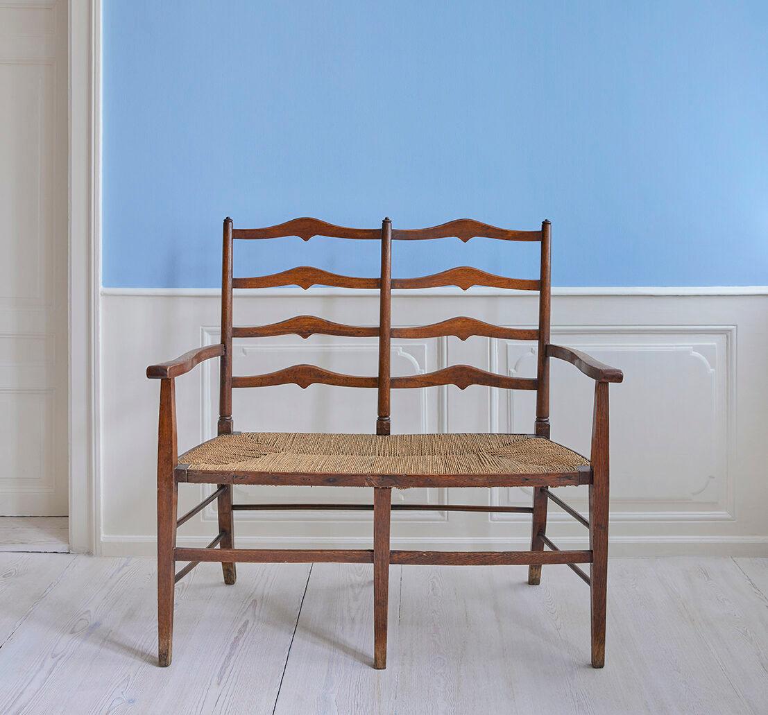 England, 1860s

Arts & Crafts bench in oak with seat of seagrass.

Measures: H 102 x W 110 x D 44 cm.