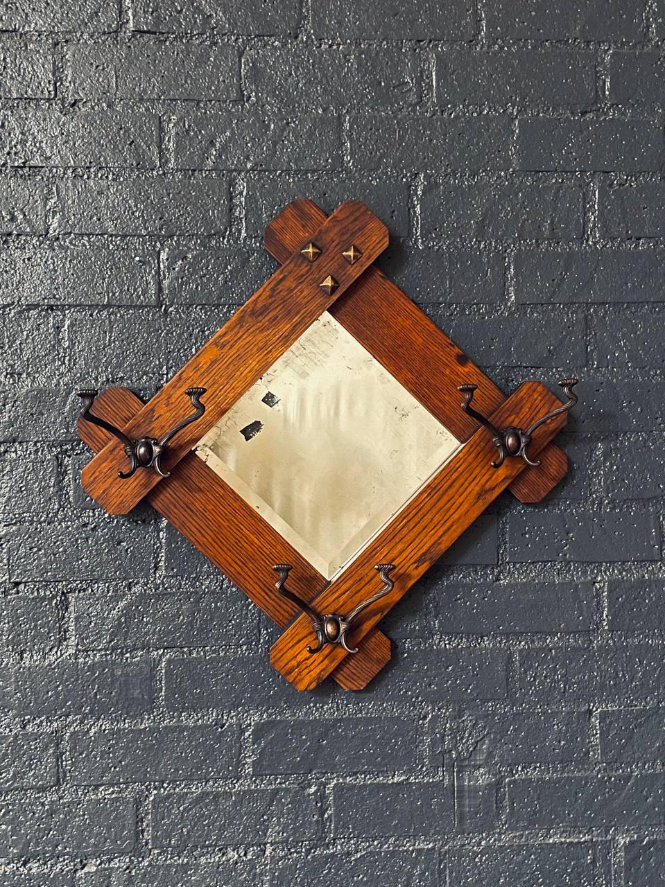 Condition : Original Vintage Condition, Original Mirrors Shows Wear From Age

Ce miroir mural antique de style Arte Antiques, fabriqué dans les années 1920, présente un cadre en chêne de style mission avec une menuiserie classique à lamelles
