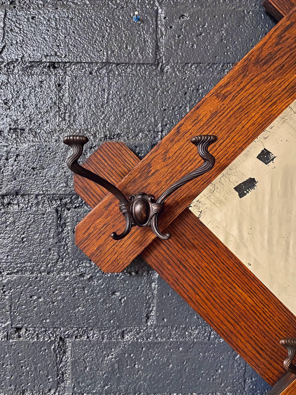 Antique Mission Arts & Crafts Oak Coat Hanger Wall Mirror Bon état - En vente à Los Angeles, CA