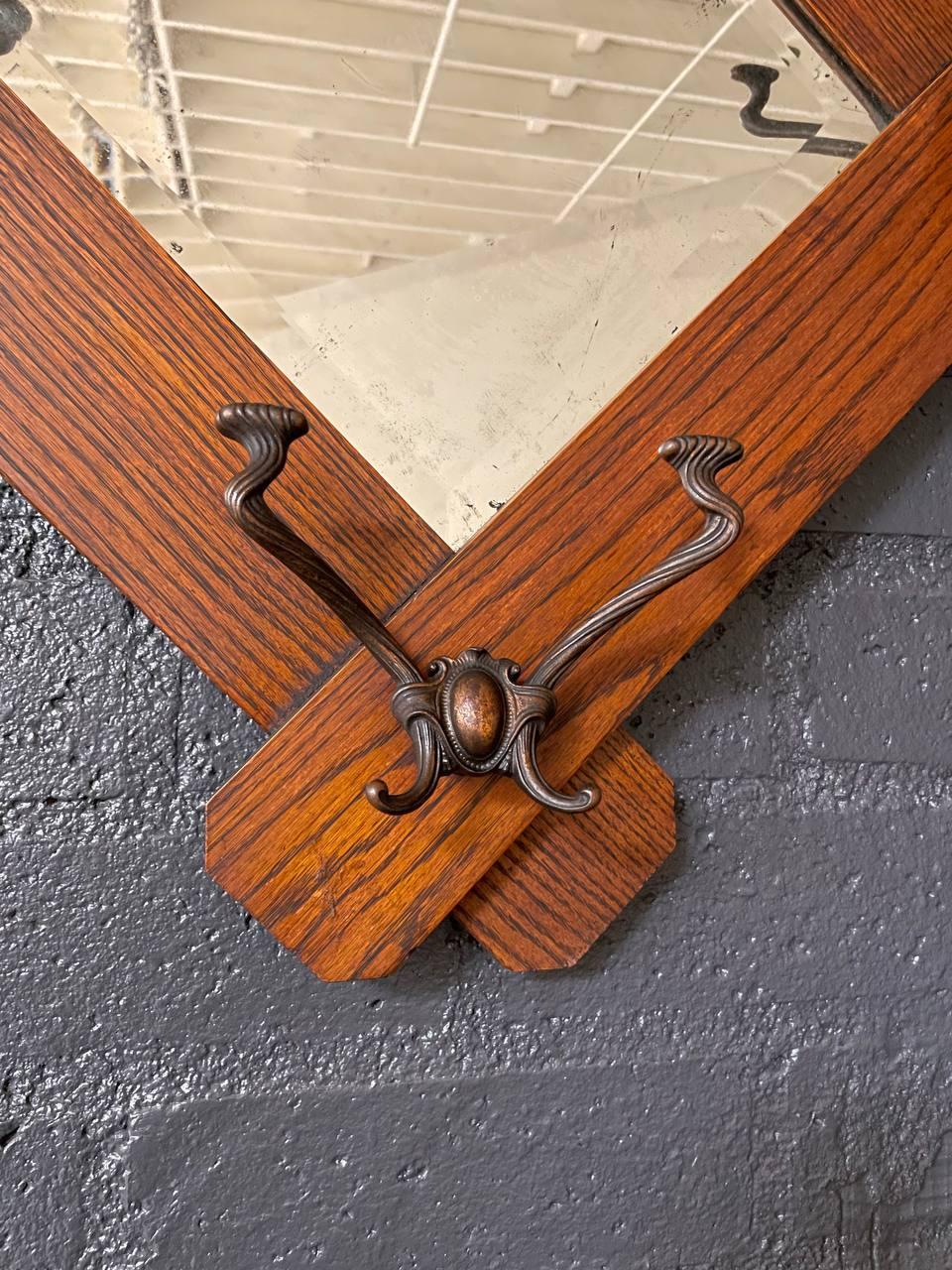 Début du 20ème siècle Antique Mission Arts & Crafts Oak Coat Hanger Wall Mirror en vente