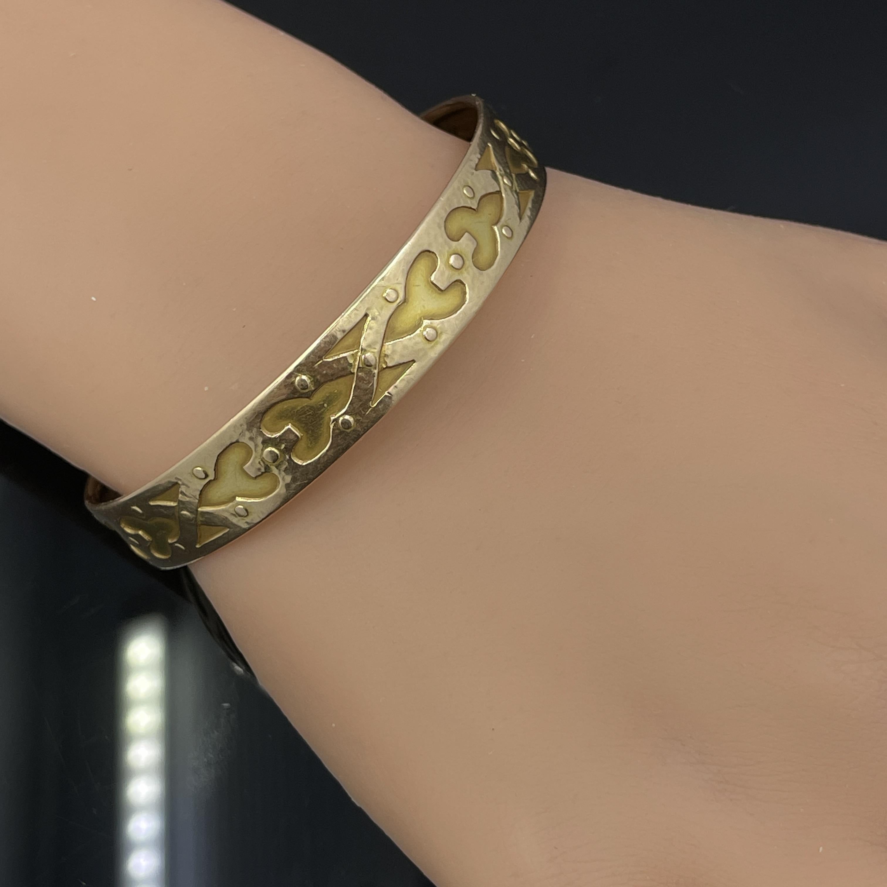 Women's or Men's Antique Arts & Crafts 14k Yellow Gold Bangle Bracelet For Sale