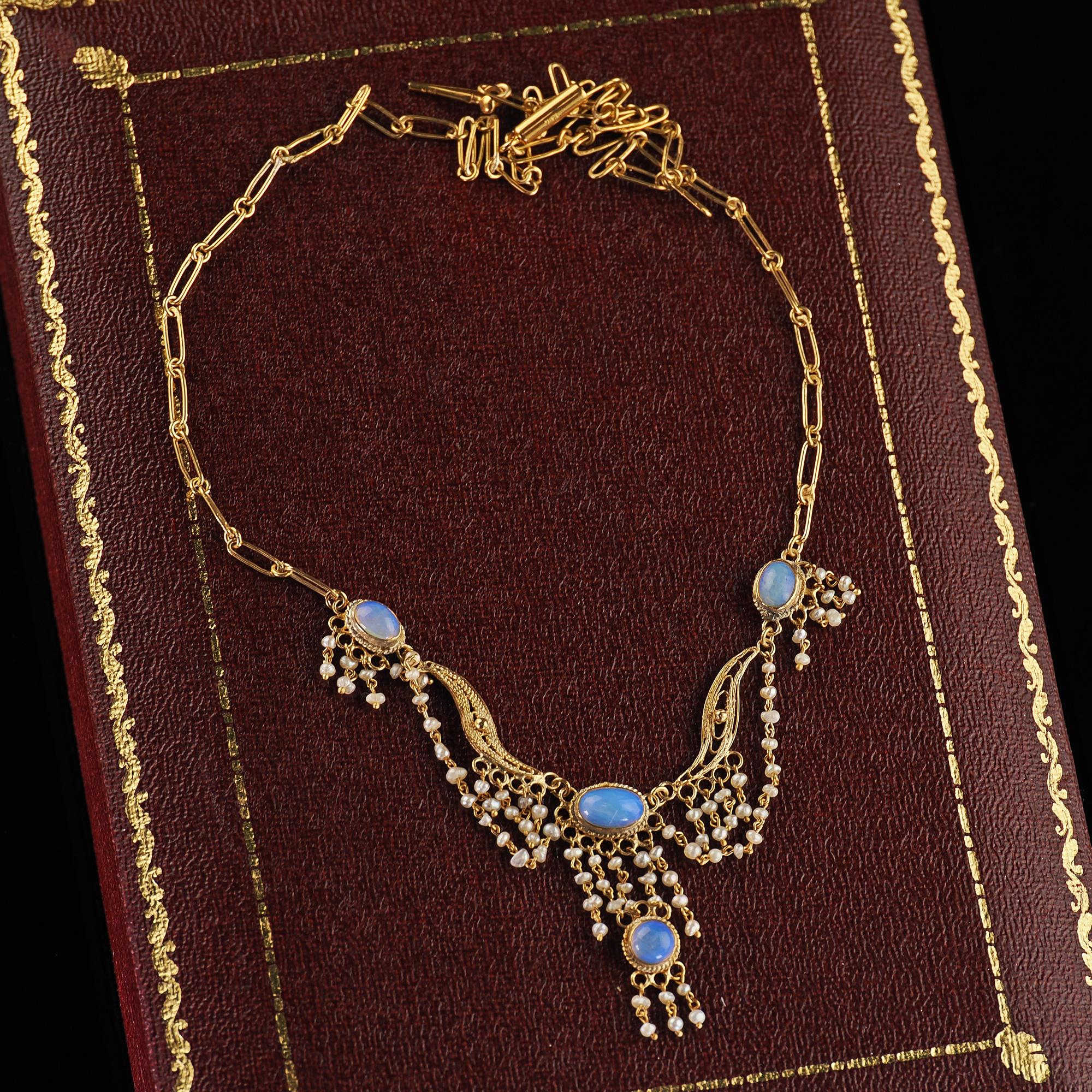 Precioso collar antiguo Arts & Crafts de oro amarillo de 14 quilates con ópalo y perlas de collar. Este precioso collar de ópalo y perlas en bruto está elaborado en oro amarillo de 14 quilates. Este collar presenta ópalos engastados en una montura