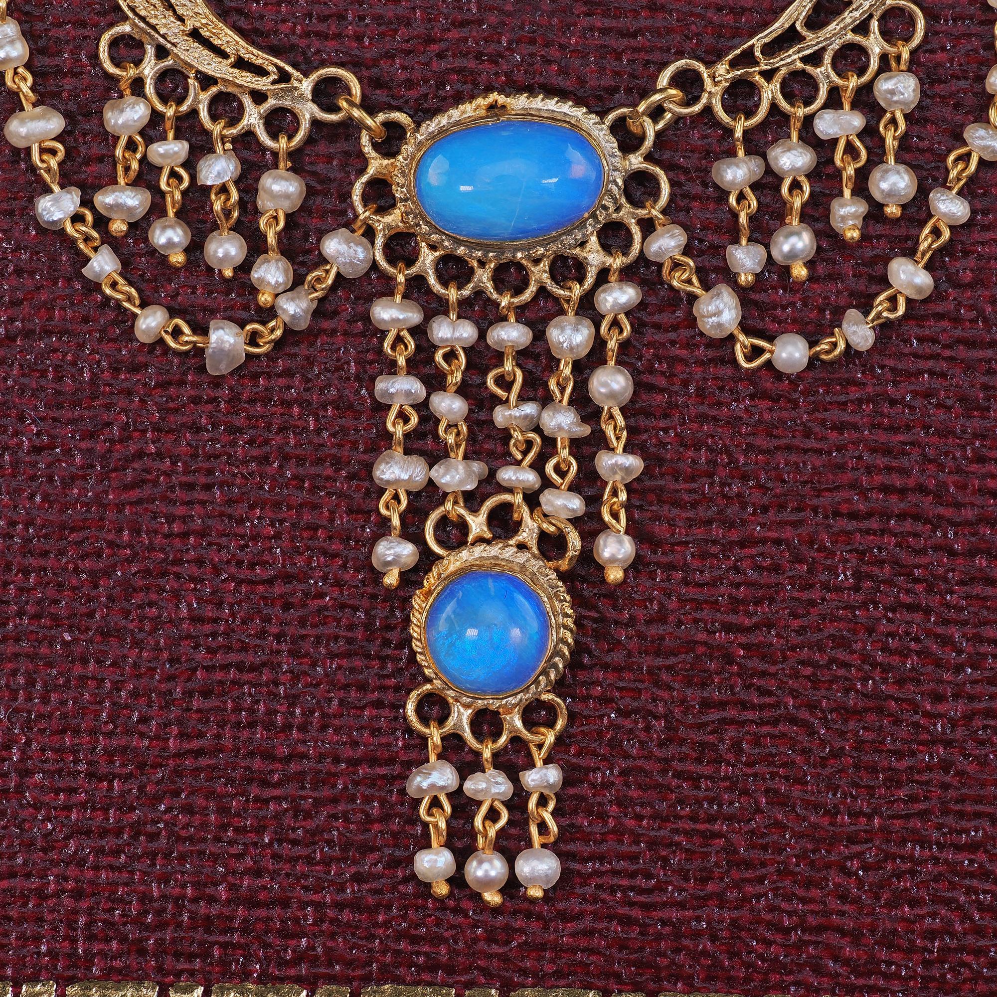 Collar antiguo Arts & Crafts de oro amarillo de 14 quilates con ópalo y perlas de collar Cabujón en venta