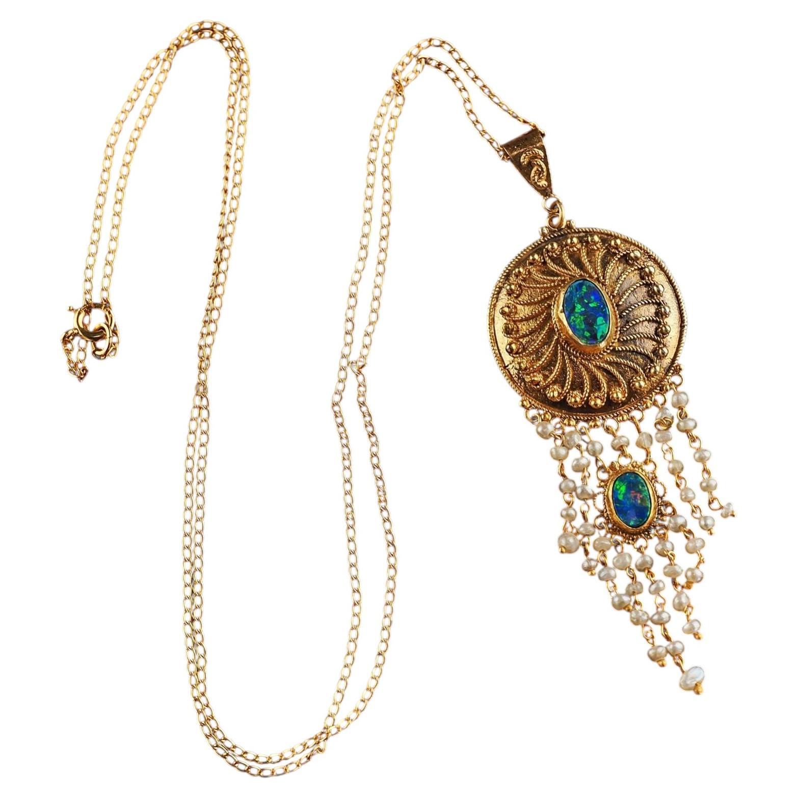 Collana con ciondolo a goccia in oro giallo 14 carati con opale e perle di seme.