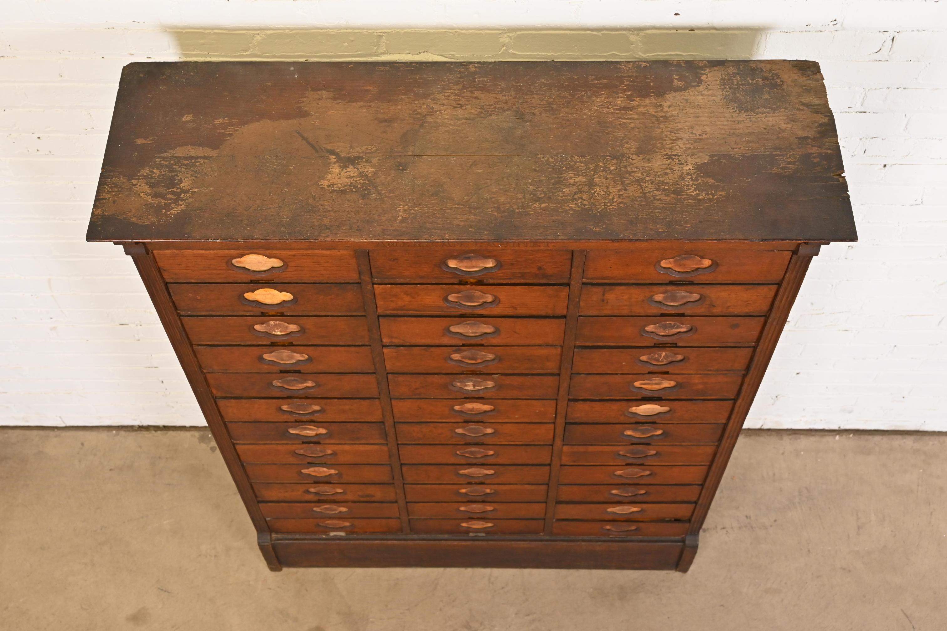 Ancien classeur Arts & Crafts à 36 tiroirs par American Cabinet Co., vers 1900 en vente 4